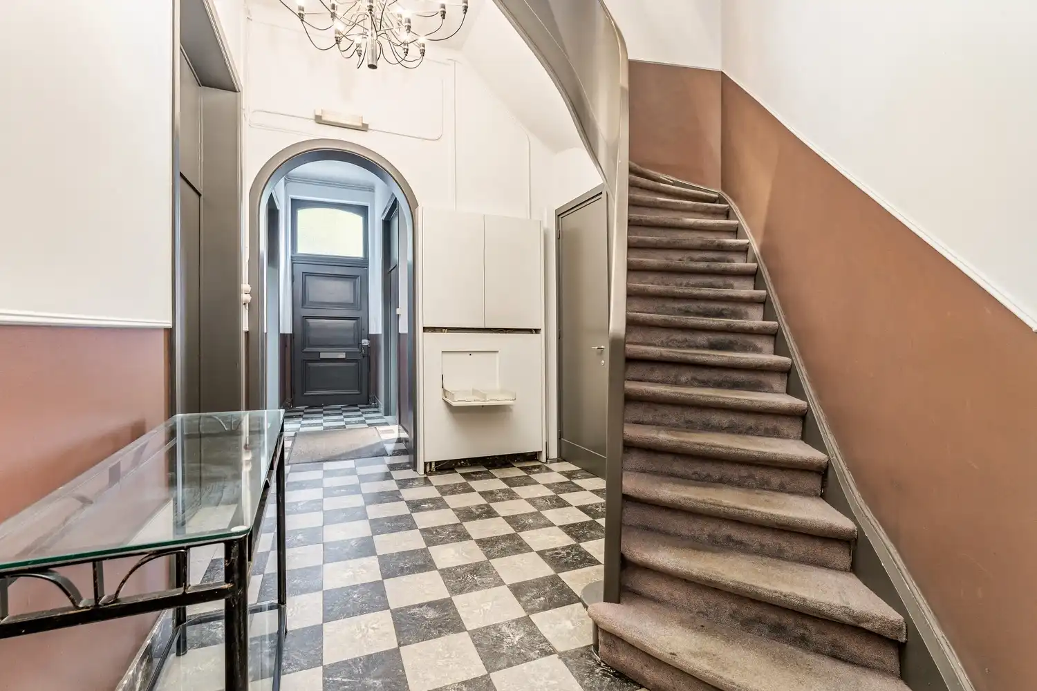 Karaktervol herenhuis uit 1874 op unieke historische locatie in Kortrijk foto 2