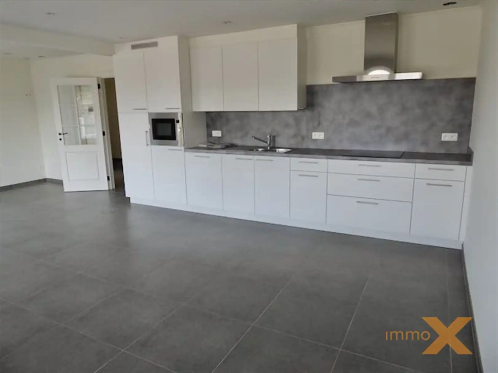 Heel ruim gerenoveerd appartement met leuk terras foto 4
