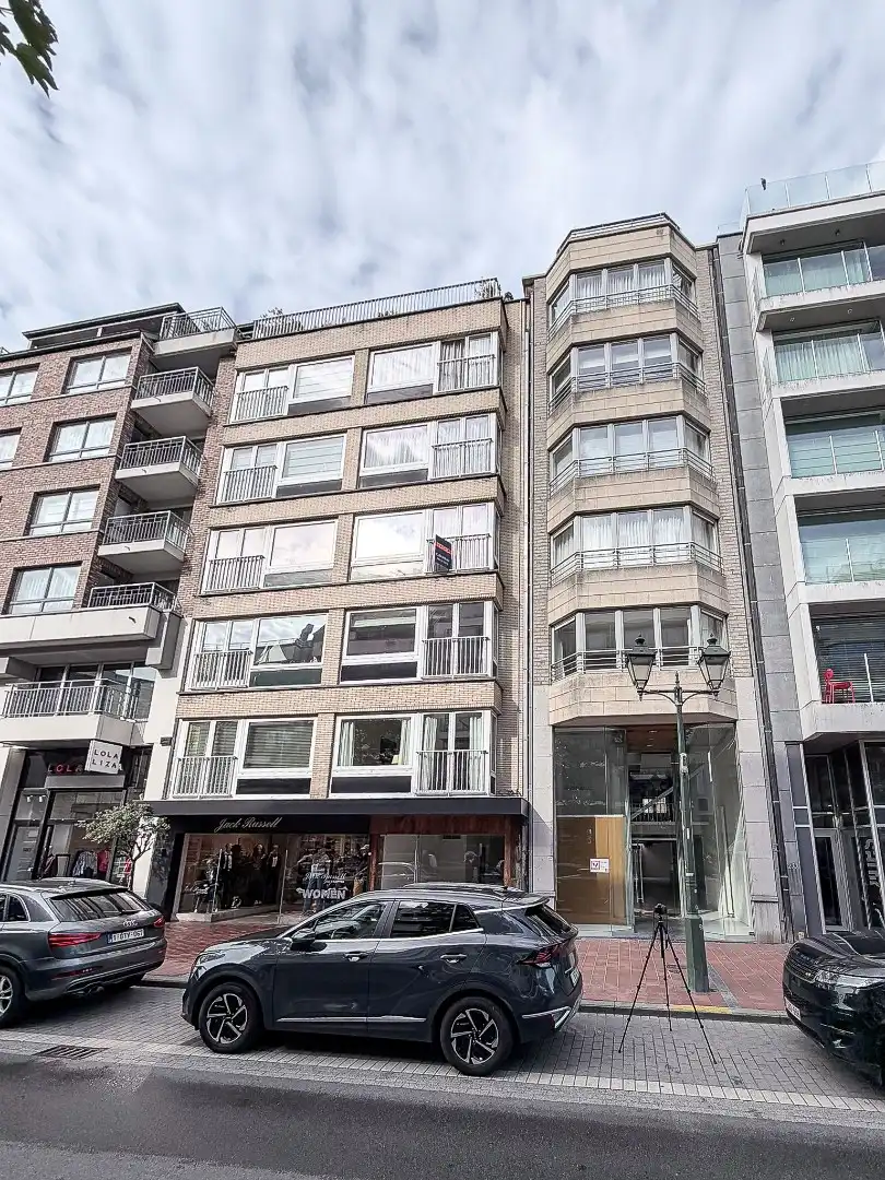 handelspand te huur Lippenslaan 275 te huur met opvallende glazen gevel foto 4