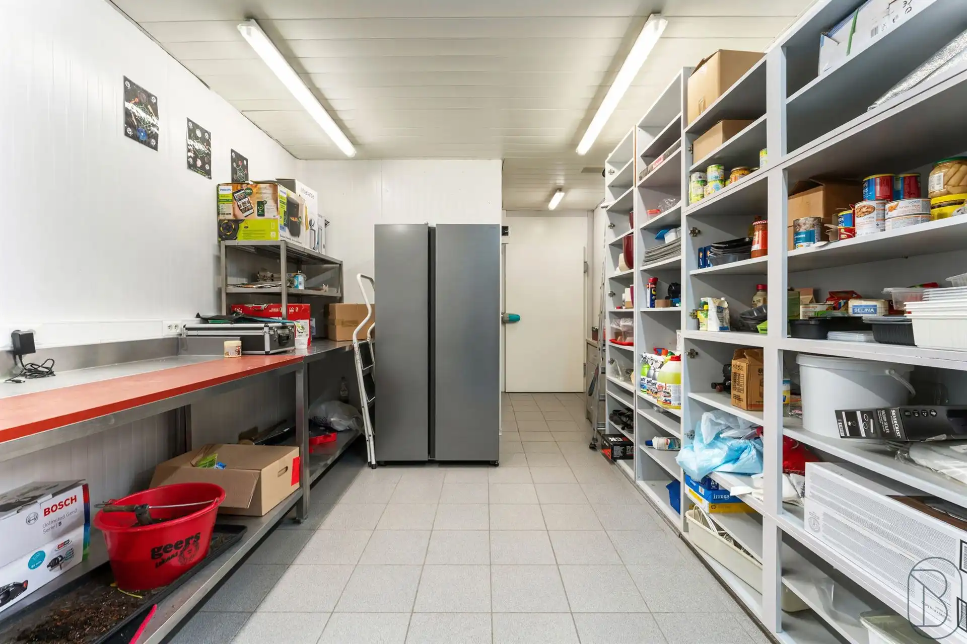Vernieuwde handelszaak met woonst, en grote garage foto 11