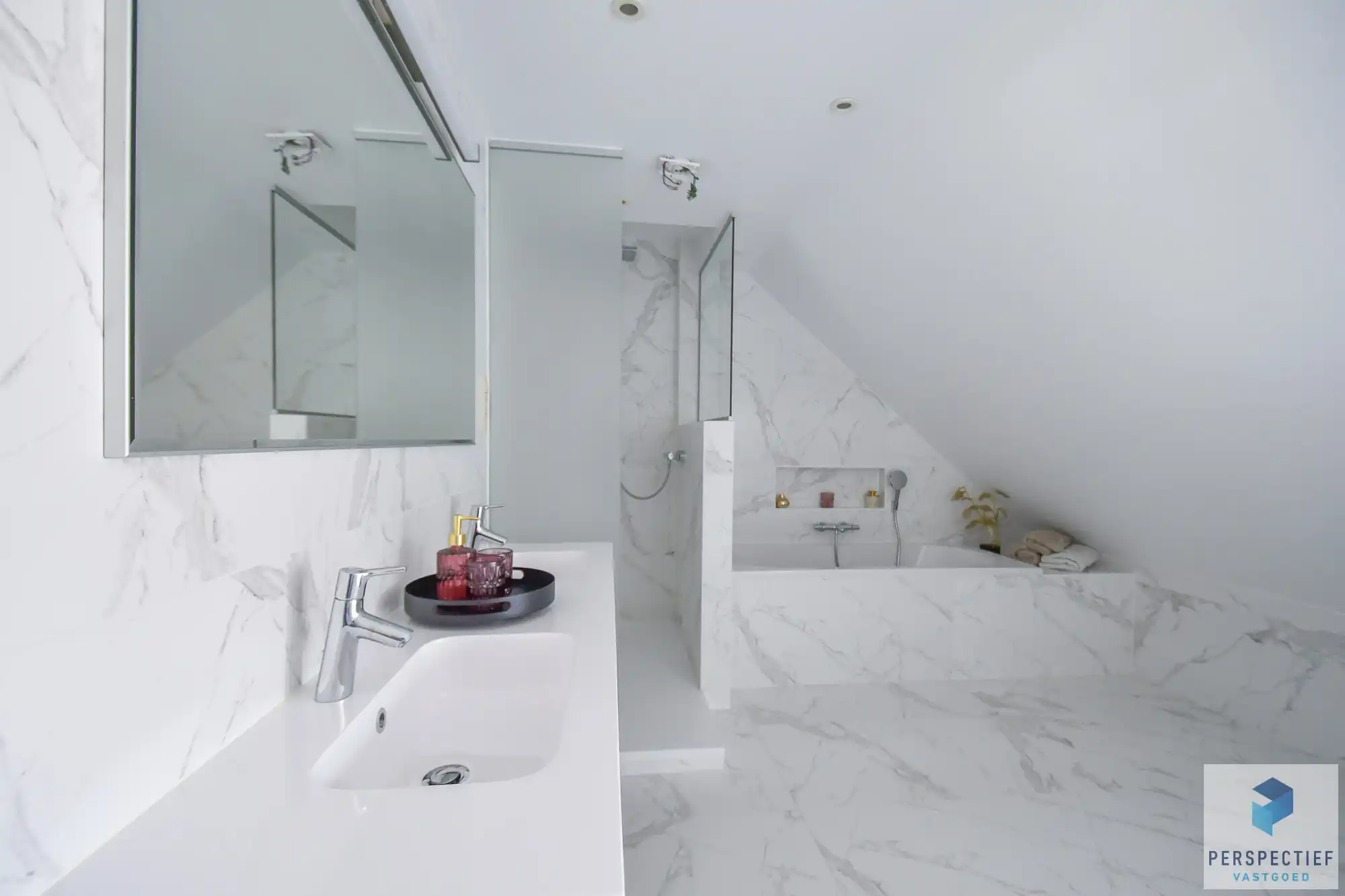 Ruime (254m²) instapklare gezinswoning met 4 slaapkamers, zwembad en poolhouse foto 22