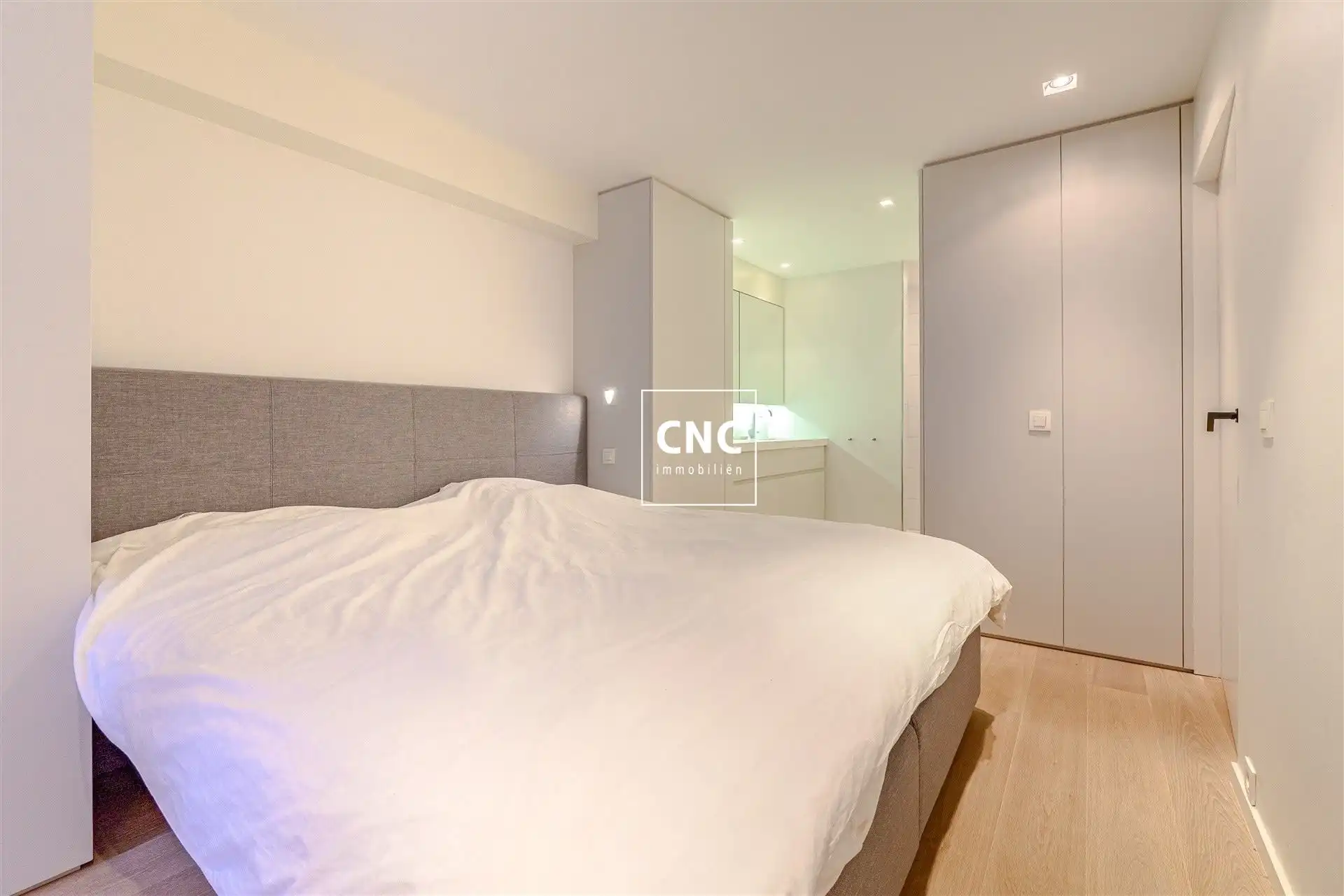 Volledig gerenoveerd appartement met karakter op toplocatie foto 9