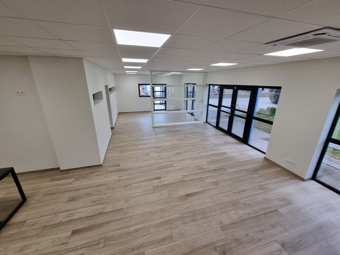 Uitstekend gelegen industrieel gebouw/magazijn met kantoorruimte (400m²) foto 19