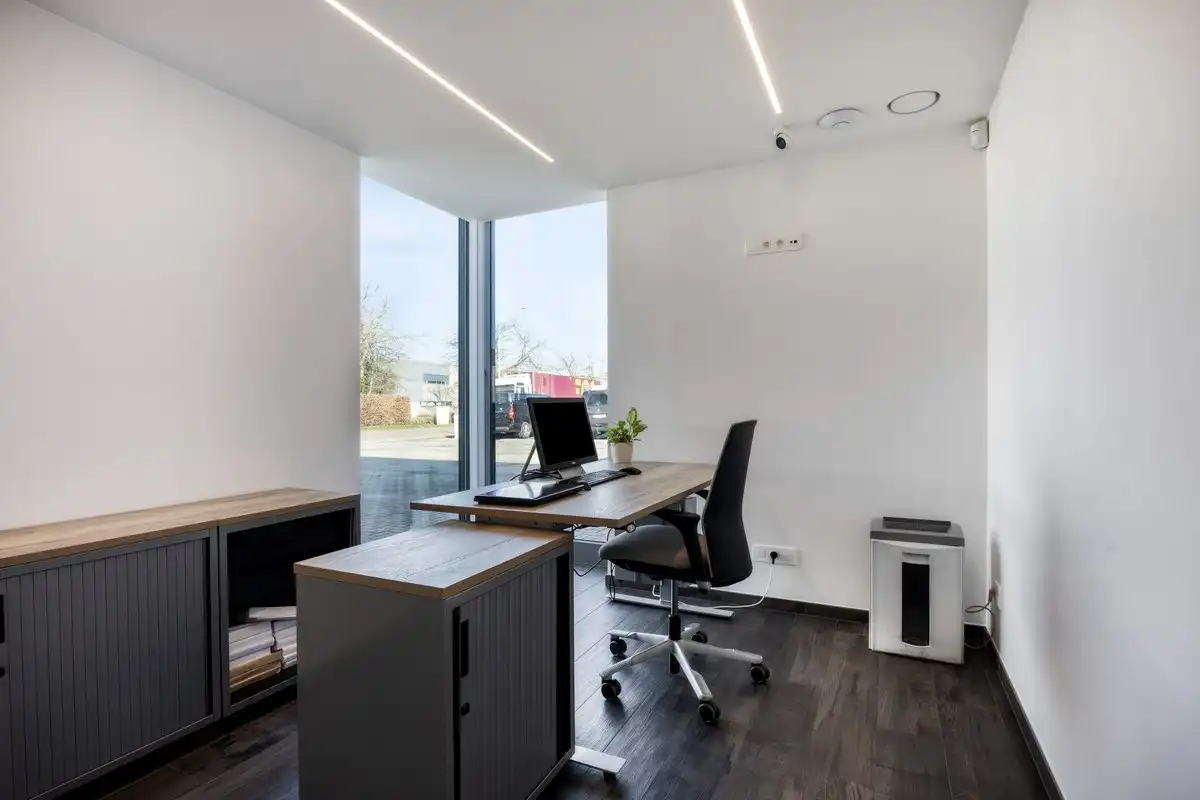 Grondig gerenoveerd KMO gebouw met magazijn en kantoorruimtes in Heverlee op een perceel van 11a19ca! – EPC -22,65 kWh/m² foto 8