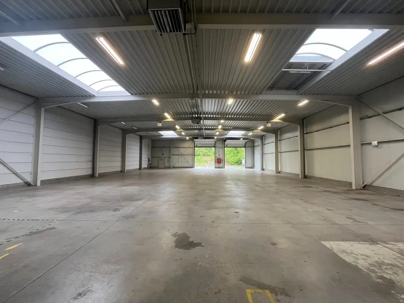 Bedrijfshal met terrein foto 21