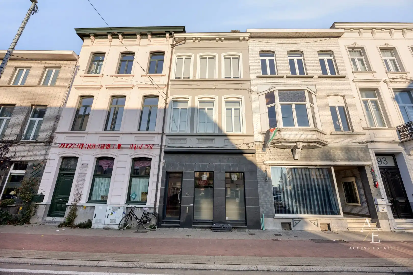 Karaktervol herenhuis met praktijkruimte en 275 m² bewoonbare oppervlakte foto {{pictureIndex}}