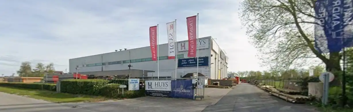 TE HUUR – RUIM MAGAZIJN / BEDRIJFSRUIMTE VAN CA. 1.000 M² IN BRUGGE foto {{pictureIndex}}