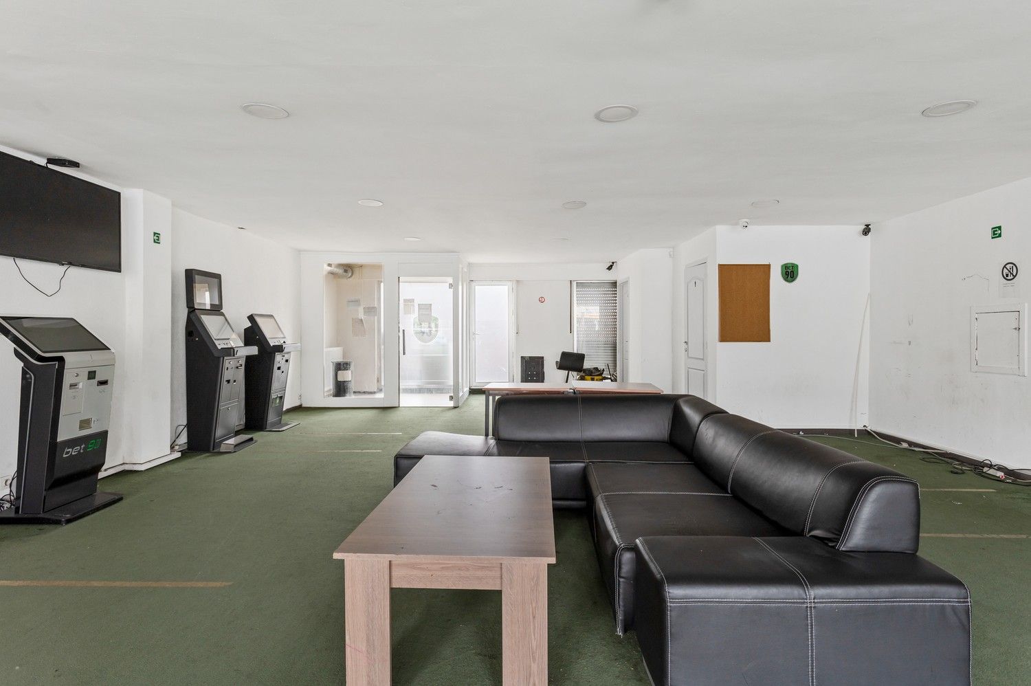 Handelsgelijkvloers te Deurne te koop! foto 9