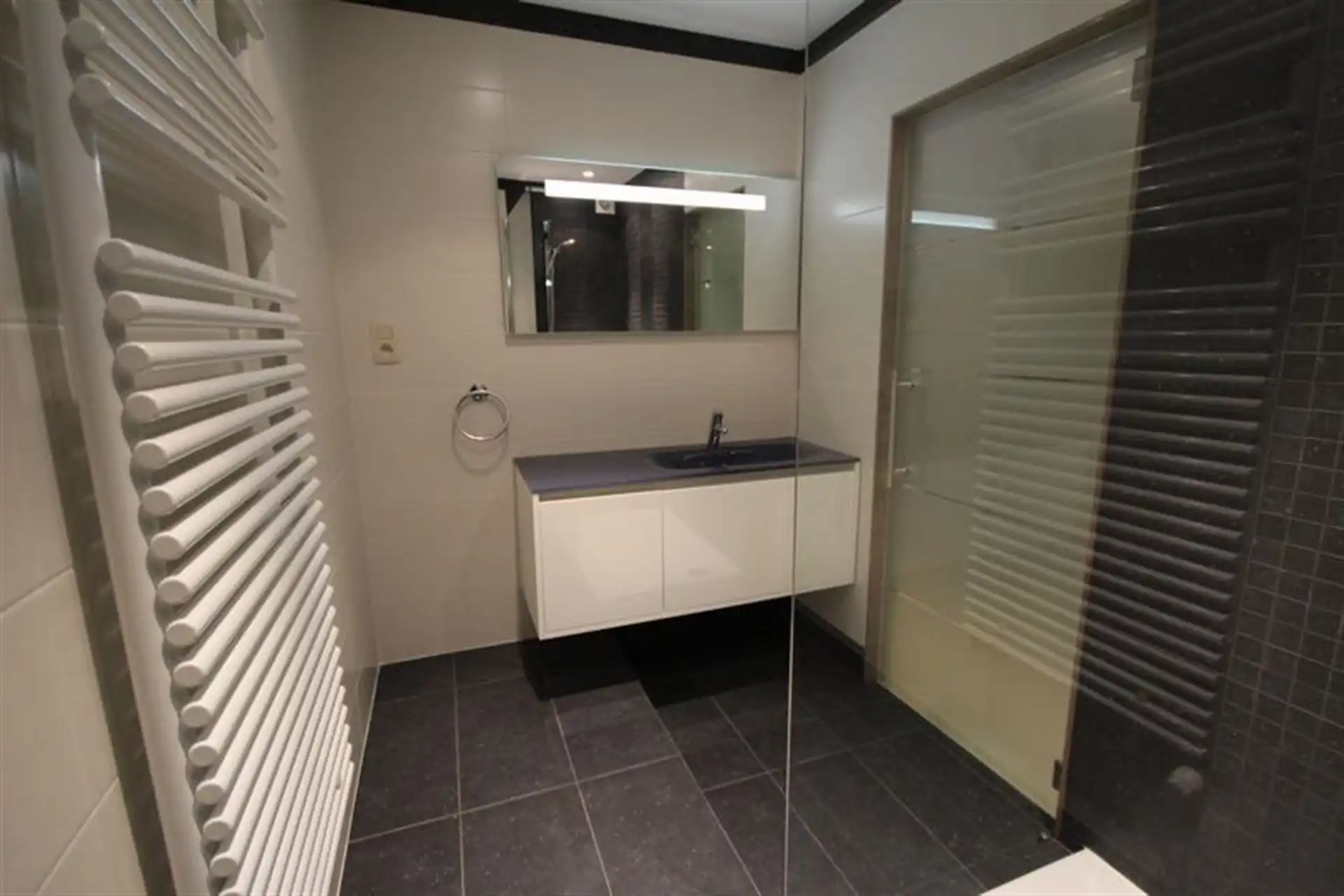 Fijn gelegen en recent gerenoveerde 4 slaapkamer woning foto 14