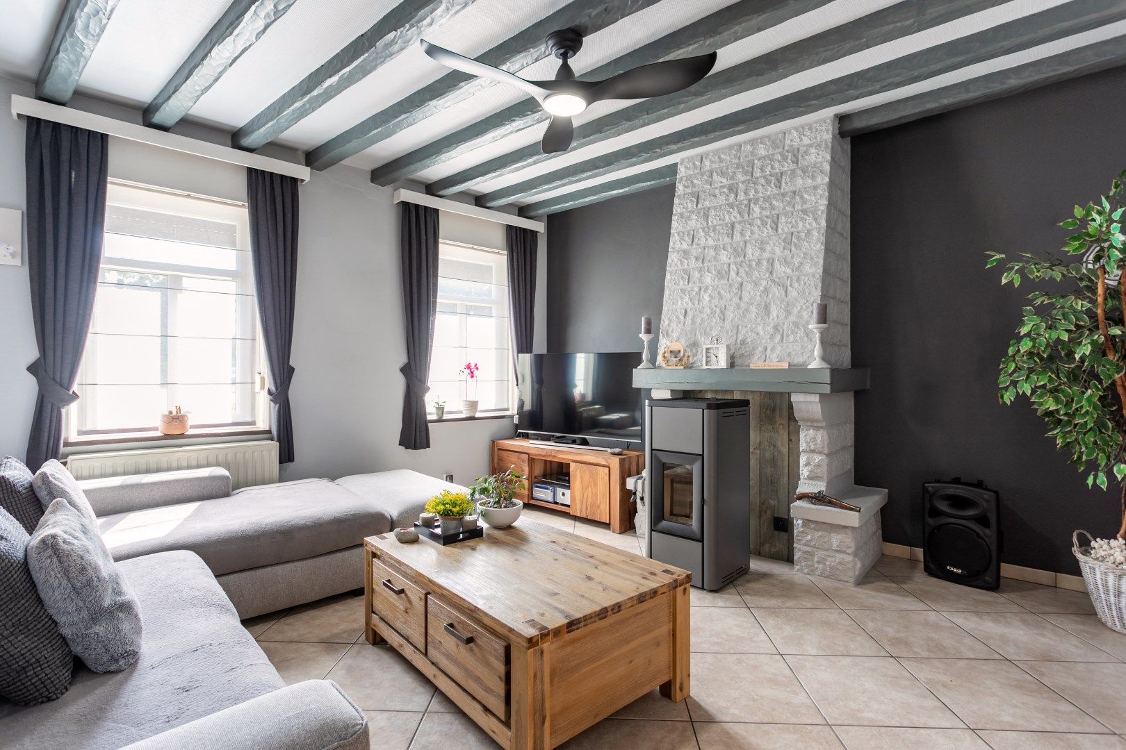 Ruime kangoeroewoning met 6 slpks, 2bdks, 2 garages en tuin te Oetingen foto 2