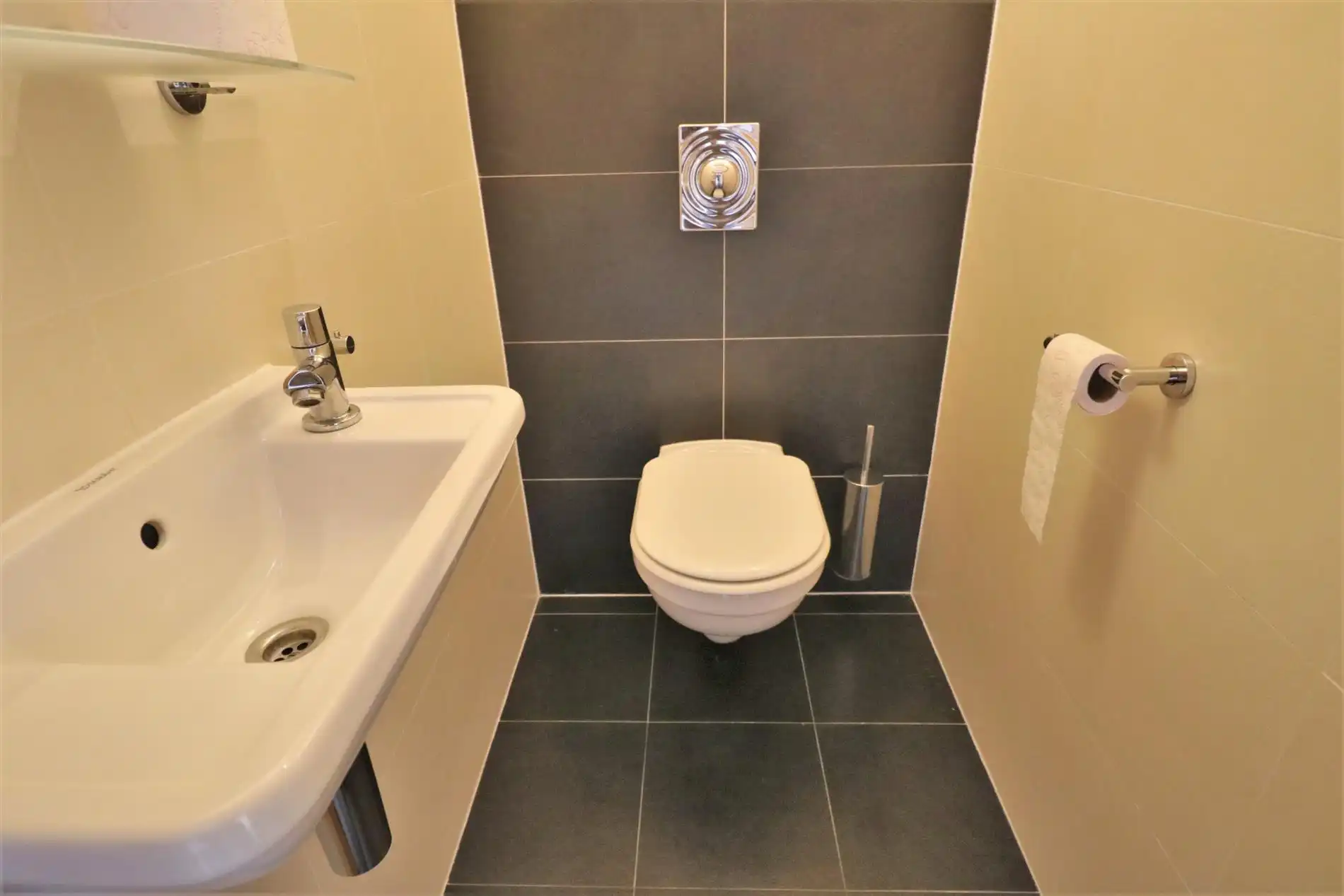 Instapklaar 2-slaapkamer appartement nabij het centrum van Oostende! foto 10