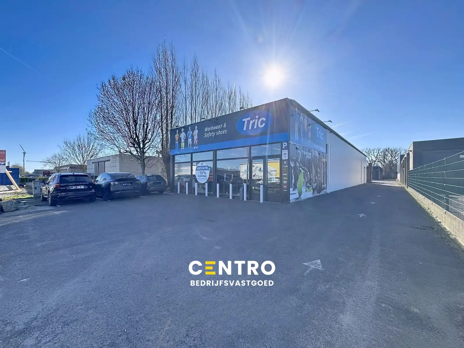 Instapklaar HANDELSPAND met OPSLAGRUIMTE (sectionaalpoort) en private parkeergelegenheid voor de deur op ZICHTLOCATIE "Blauwe Toren" te Brugge. foto {{pictureIndex}}