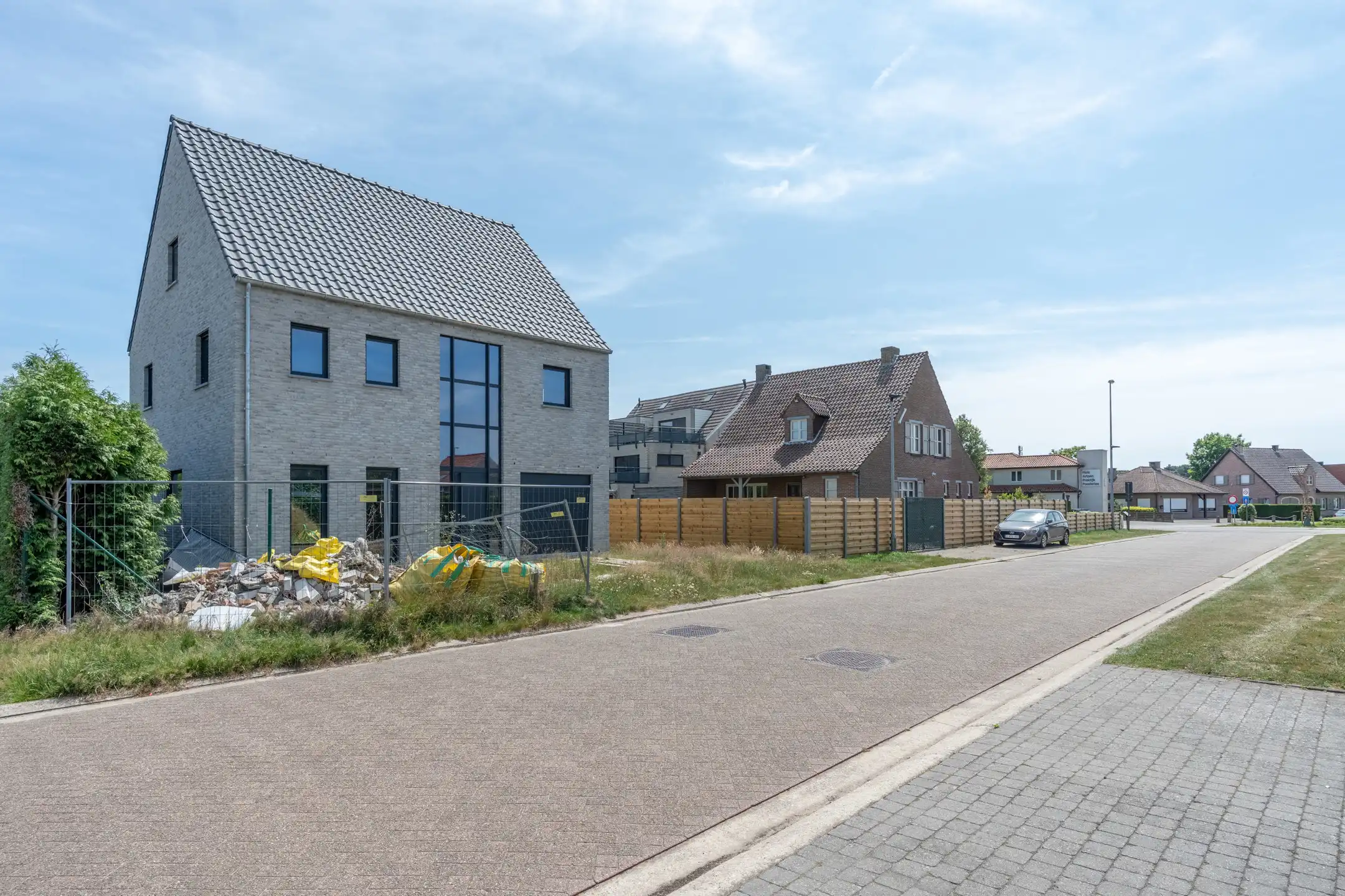 Verder af te werken woning met o.a. 4 slaapkamers, inpandige garage, ... foto {{pictureIndex}}