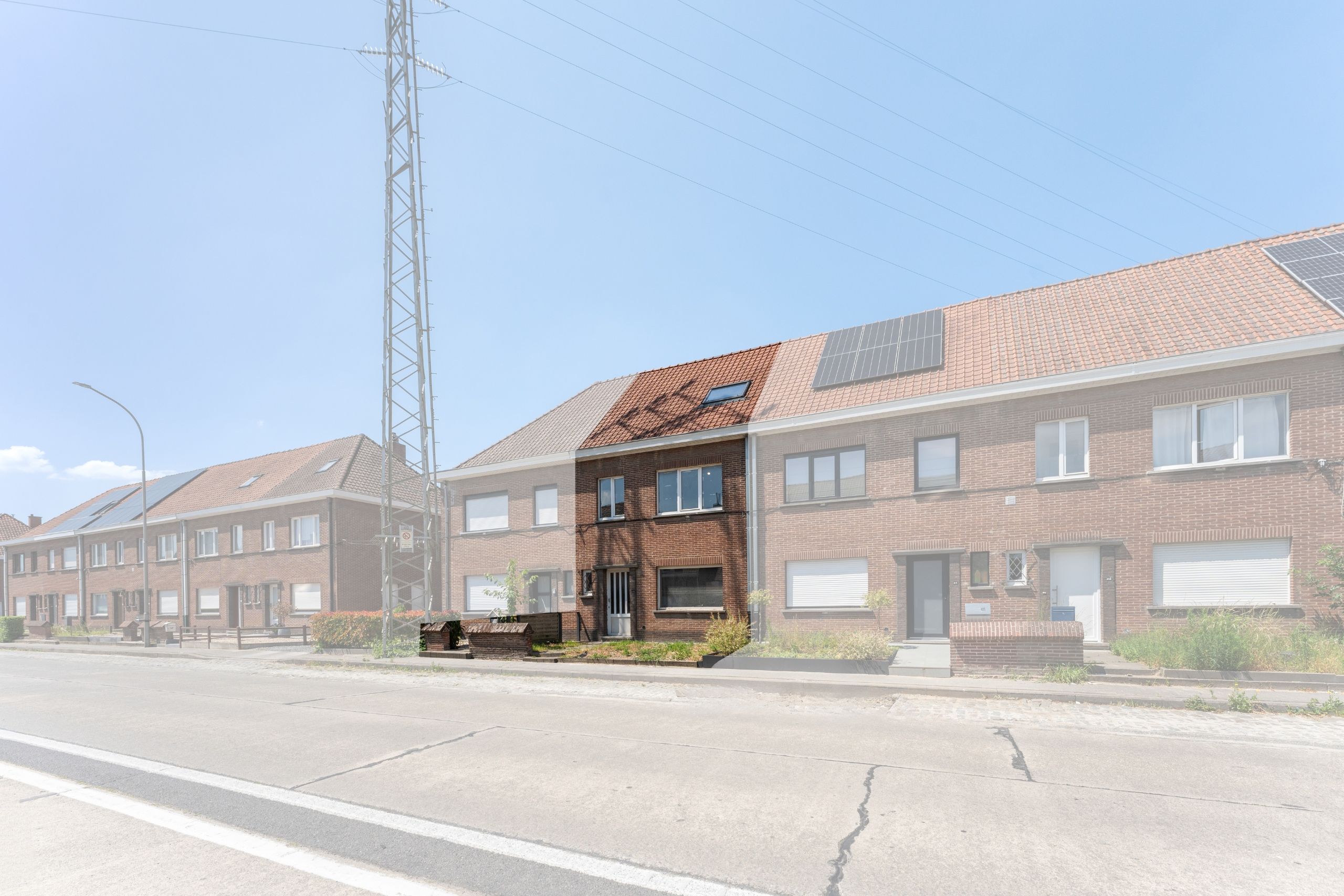 Hoofdfoto van de publicatie: Centraal gelegen verder af te werken rijwoning op 250m2