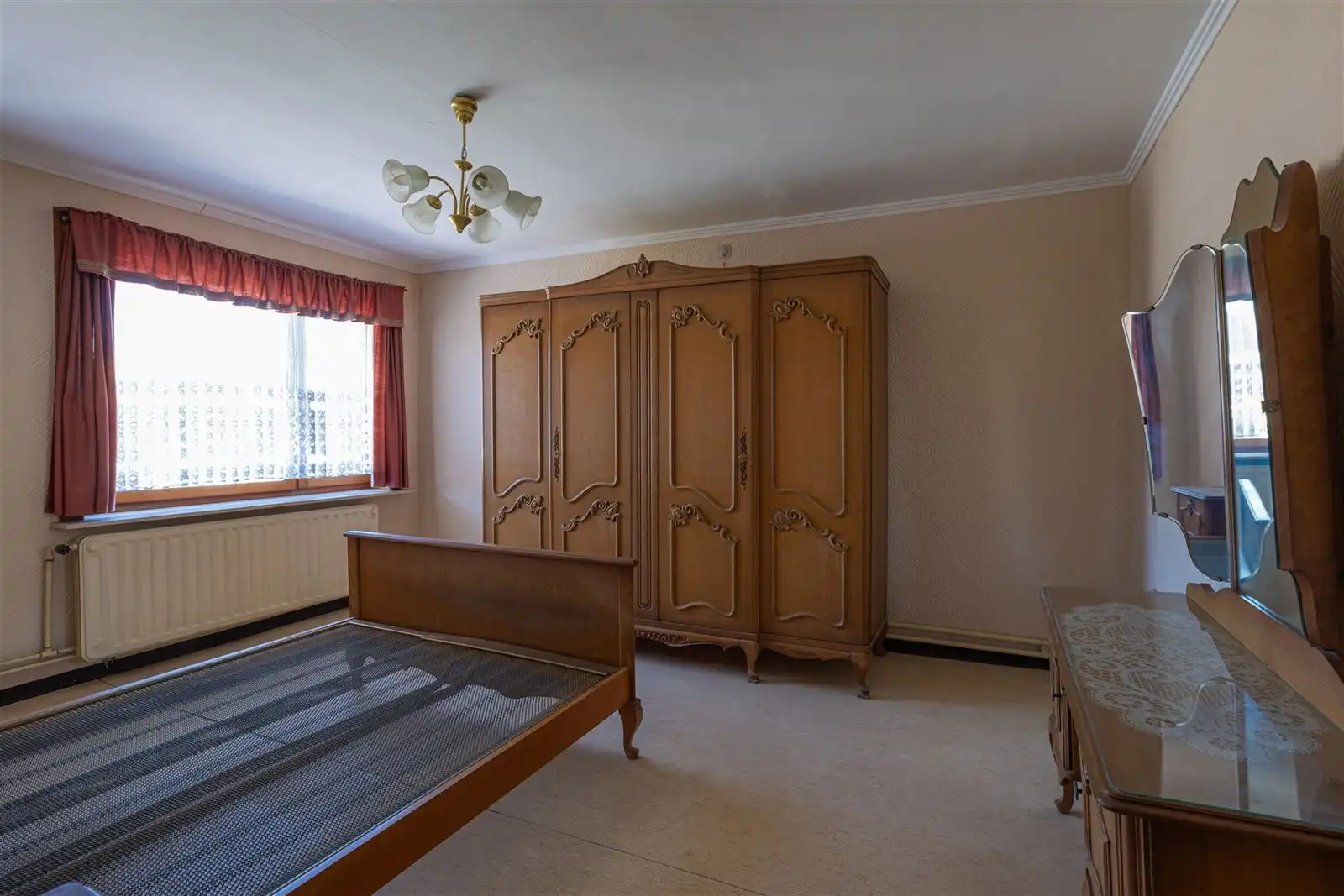 Te renoveren woning mét garage foto 12