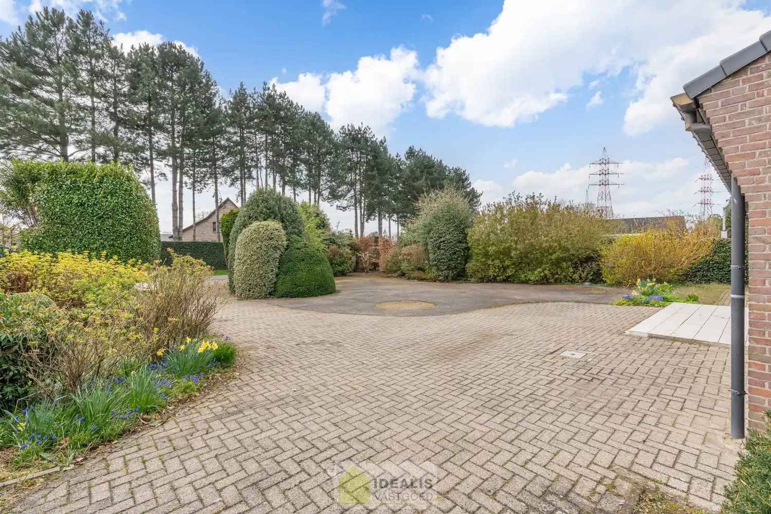 IDEALIS VASTGOED – VERZORGDE GEZINSWONING MET 2 SLAAPKAMERS (MOGELIJKHEID TOT MEER) OP AANGENAAM PERCEEL VAN 11A 28CA foto 4