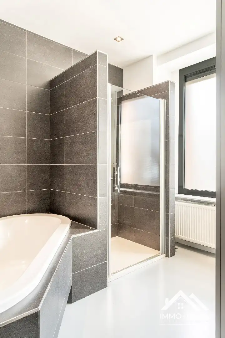 Héél erg ruime gerenoveerde woning met garage nabij centrum Lokeren! foto 10