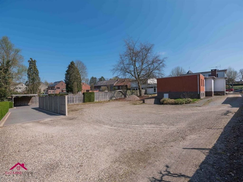 Half vrijstaande woning met garage foto 12