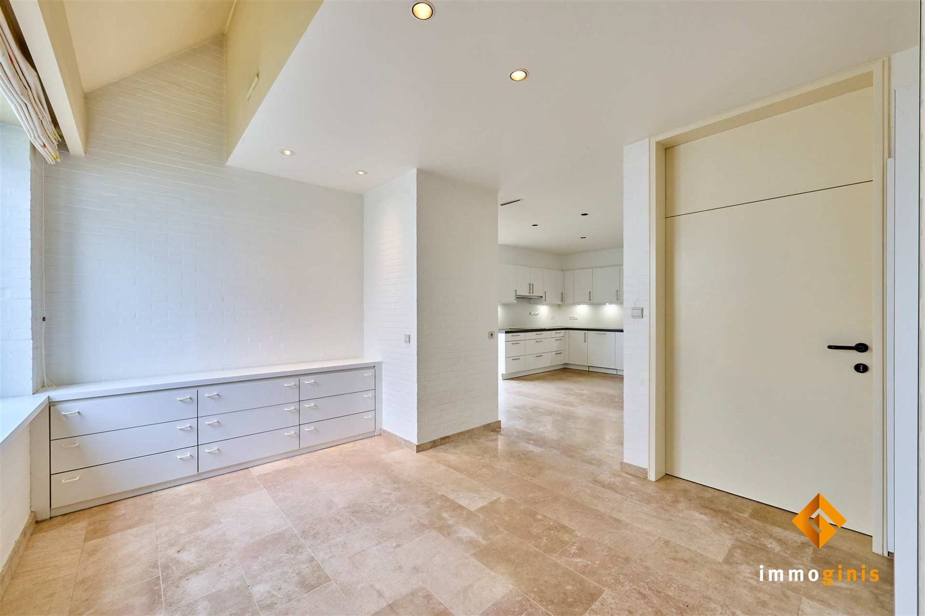 Ruime woning met 3 slaapkamers en dubbele garage op wandelafstand van het centrum van Bocholt! foto 4