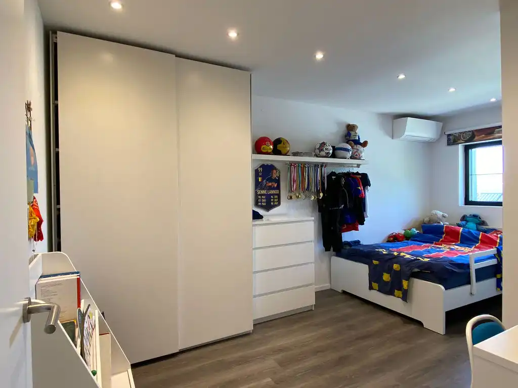 Ruime moderne woning met 4 slaapkamers, bureauruimte, dakterras en drie parkeerplaatsen in Pittem foto 7