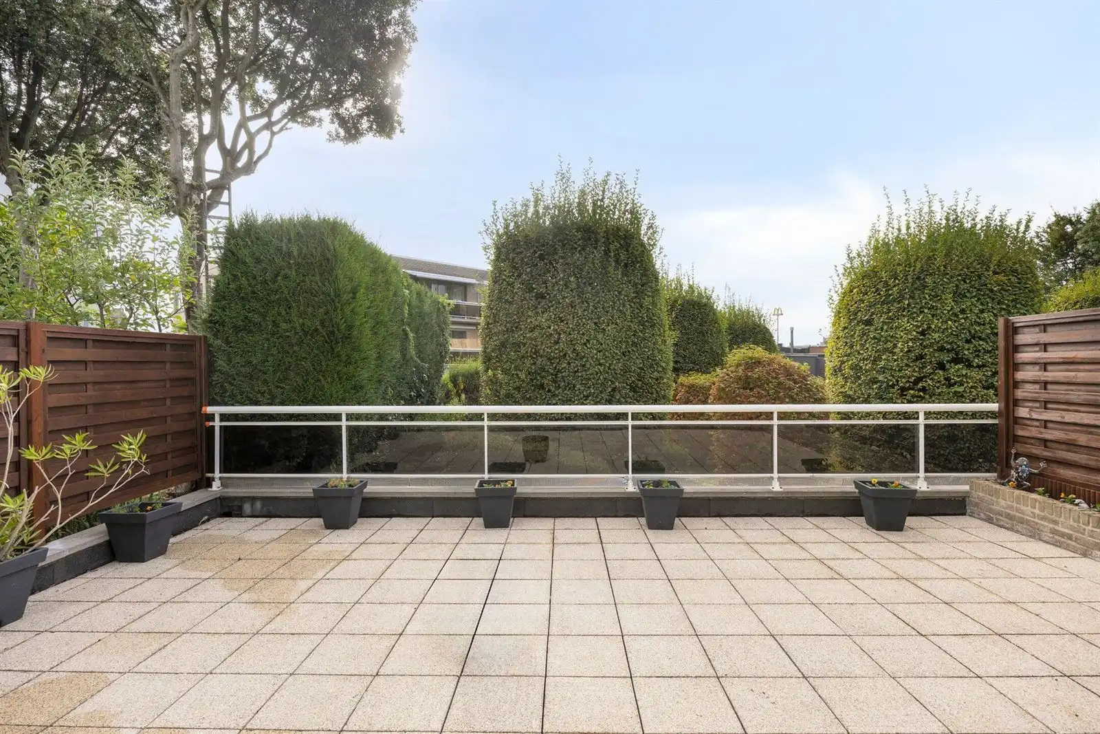 Instapklaar appartement met ruim terras en garage foto 2