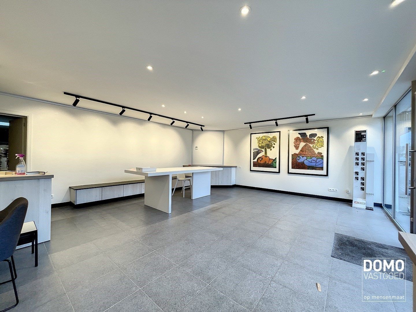 Commercieel gelegen handelspand met inclusief bovenliggend appartement te Kermt. foto 21
