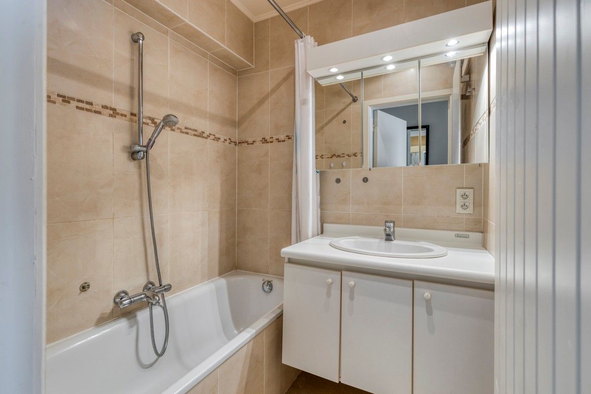 Panoramisch hoekappartement te koop op de Zeedijk van Sint-Idesbald! foto 12