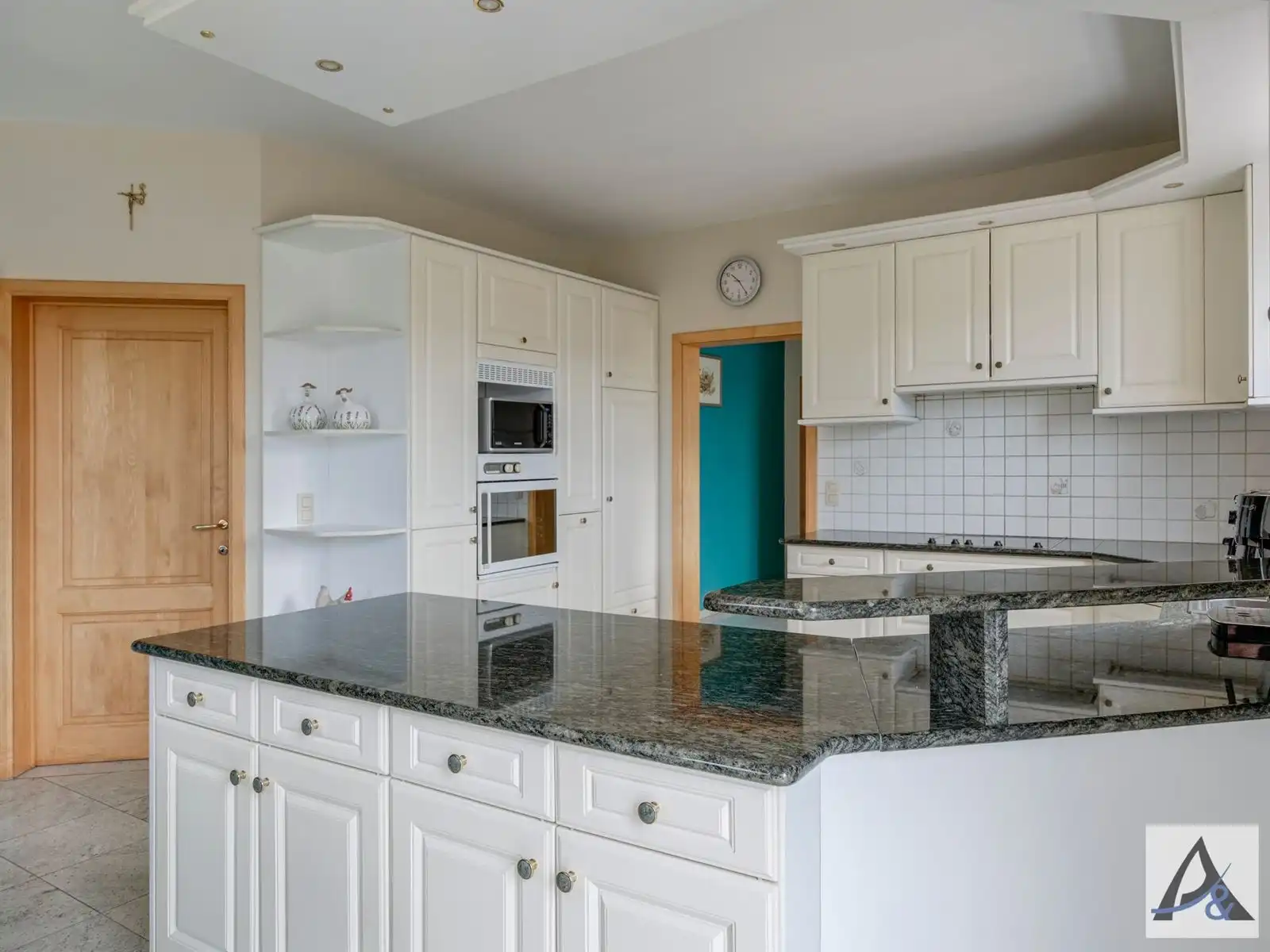 Exclusieve villa met ruime loods in hartje Munsterbilzen foto 32
