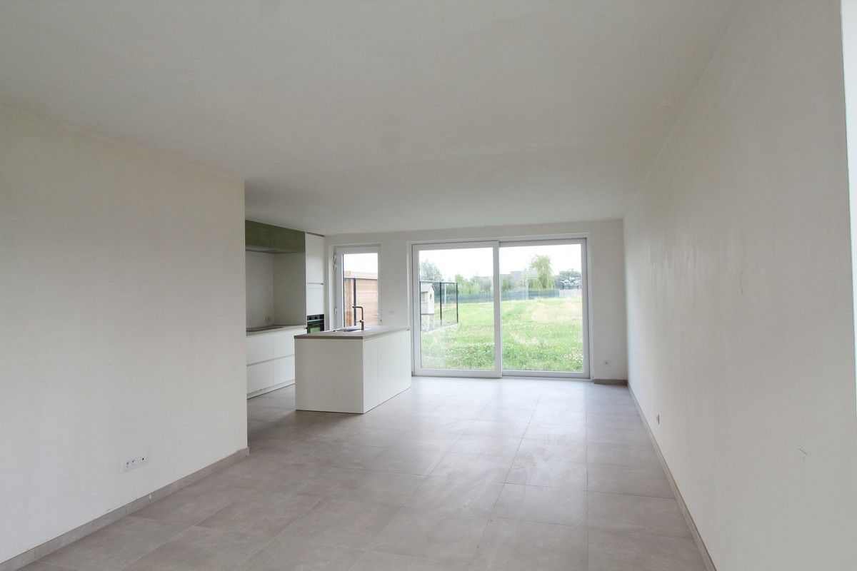 In de Tarwestraat te Meulebeke trekt Hectaar deze  3 hedendaagse nieuwbouwwoningen op, tijdloos en voorzien van alle comfort. foto 3