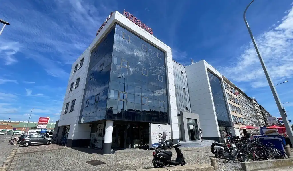 Vernieuwde kantoorruimtes te huur op zichtlocatie te Deurne  foto {{pictureIndex}}