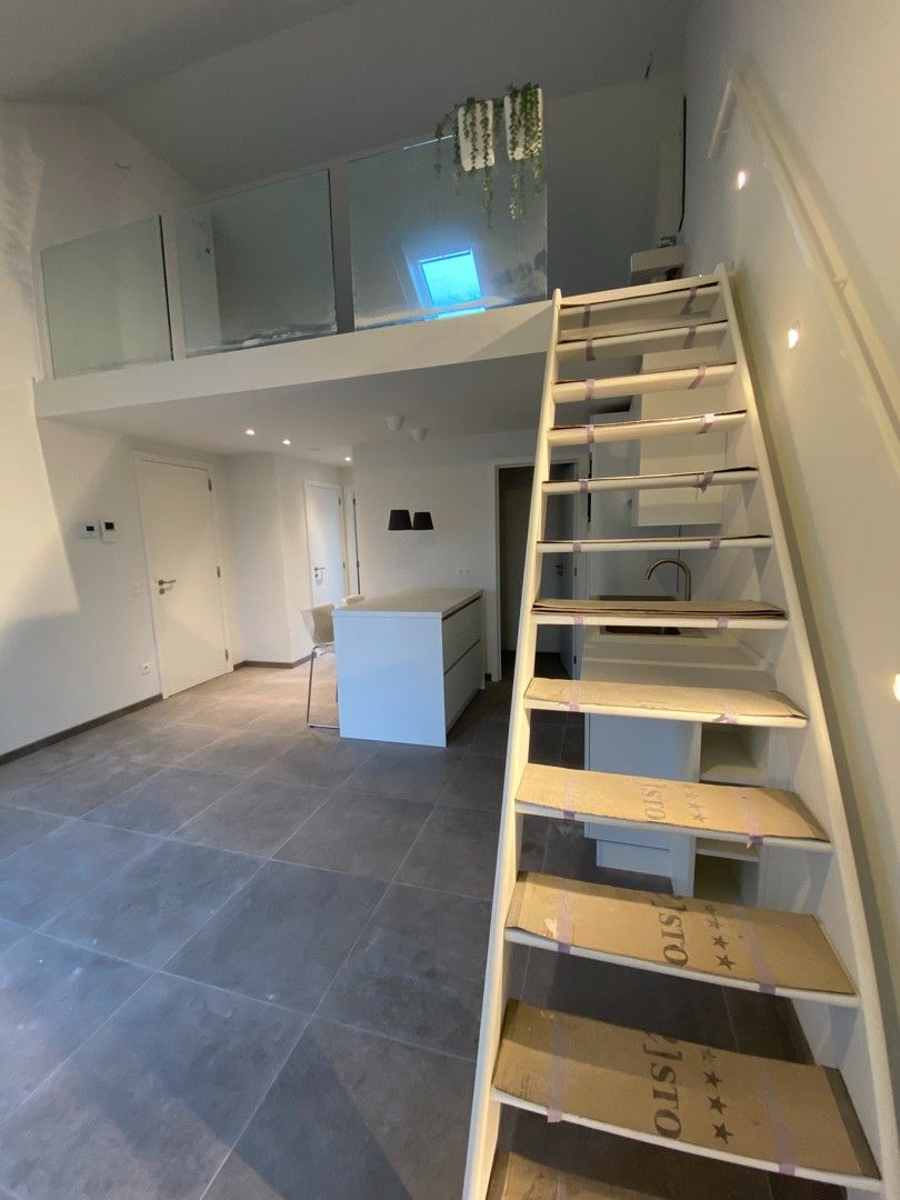 Modern dakappartement in loftstijl met terras – centrum Aarschot foto 7