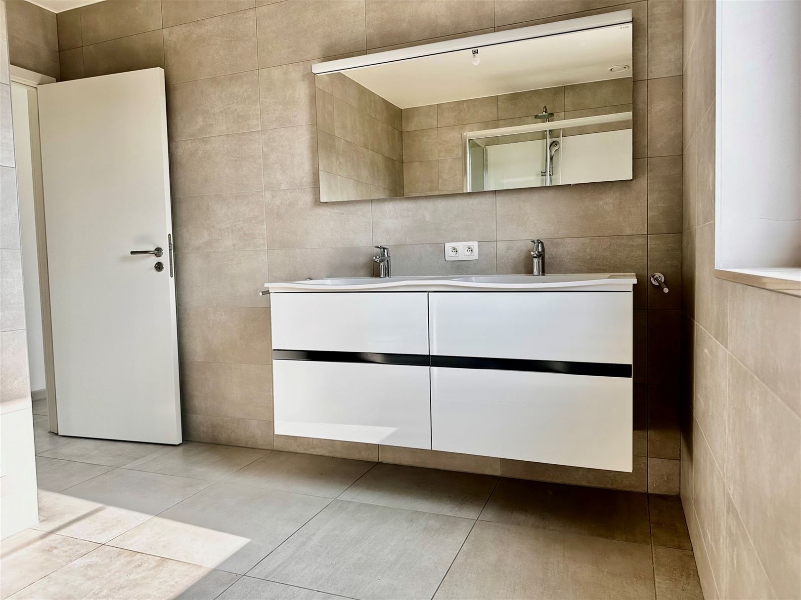 App met 2 slpks en grote garage! foto 12