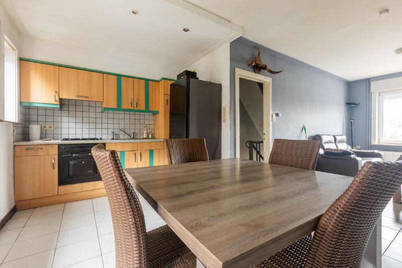 Woning met 2 slaapkamers, tuin, garage en garage- uitweg achteraan (extra parkeerplaats). Energielabel D (bijna C) foto 2