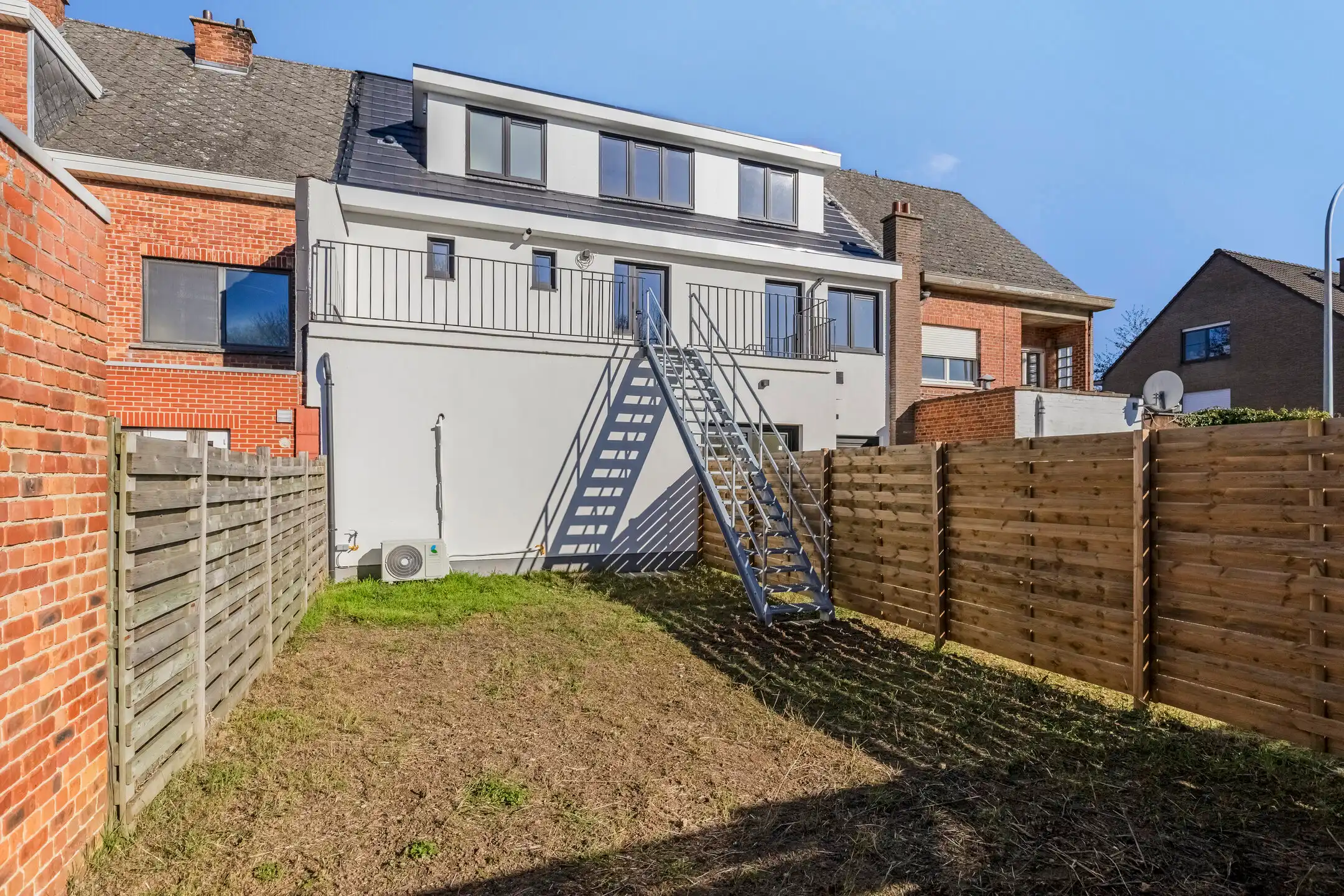 Zeer ruim appartement met 3 slaapkamers, 2 badkamers en tuin foto 17