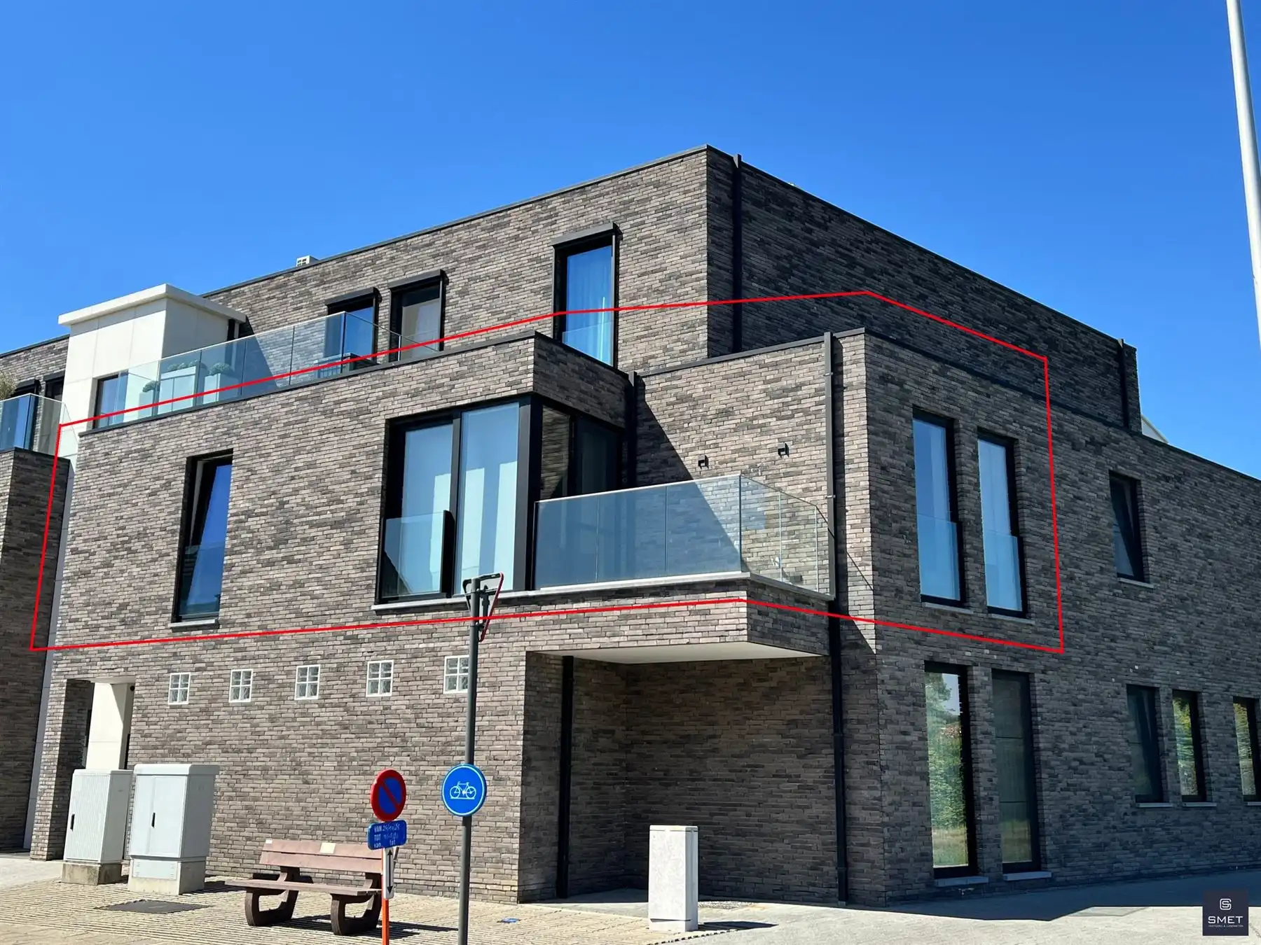 STIJLVOL HOEKAPPT. MET 1 SLPK, TERRAS EN STAANPL. foto 2