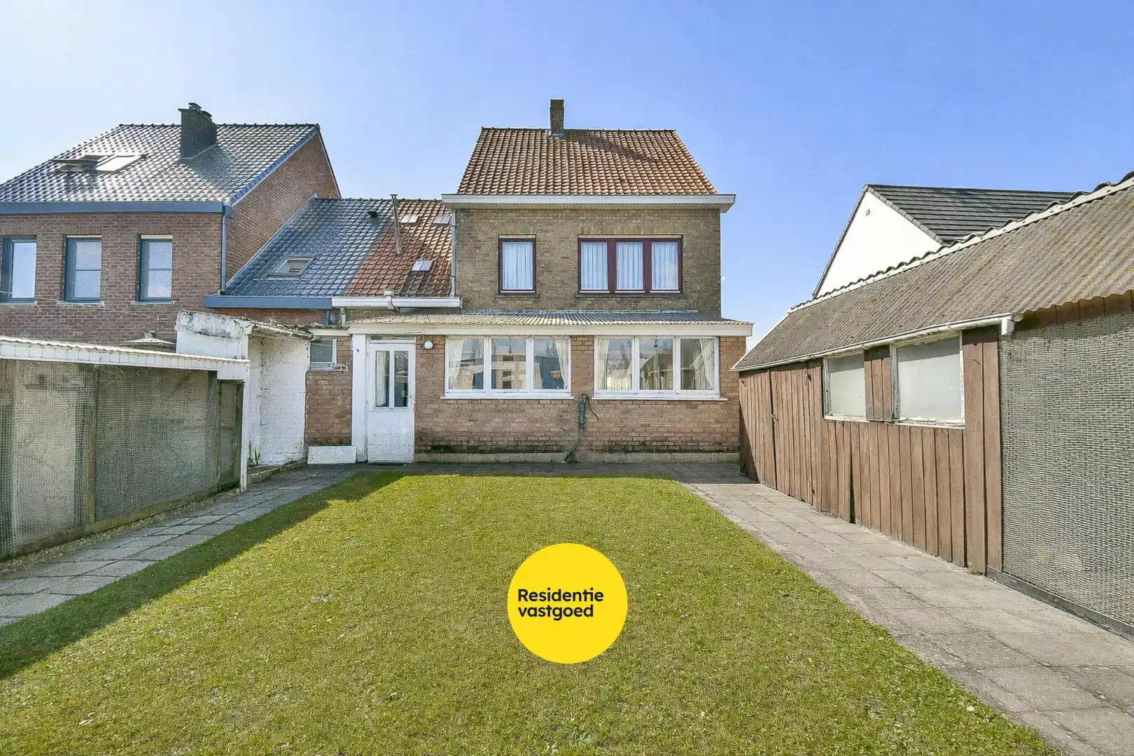 Te renoveren halfopen bebouwing met tuin en groot potentieel foto 2