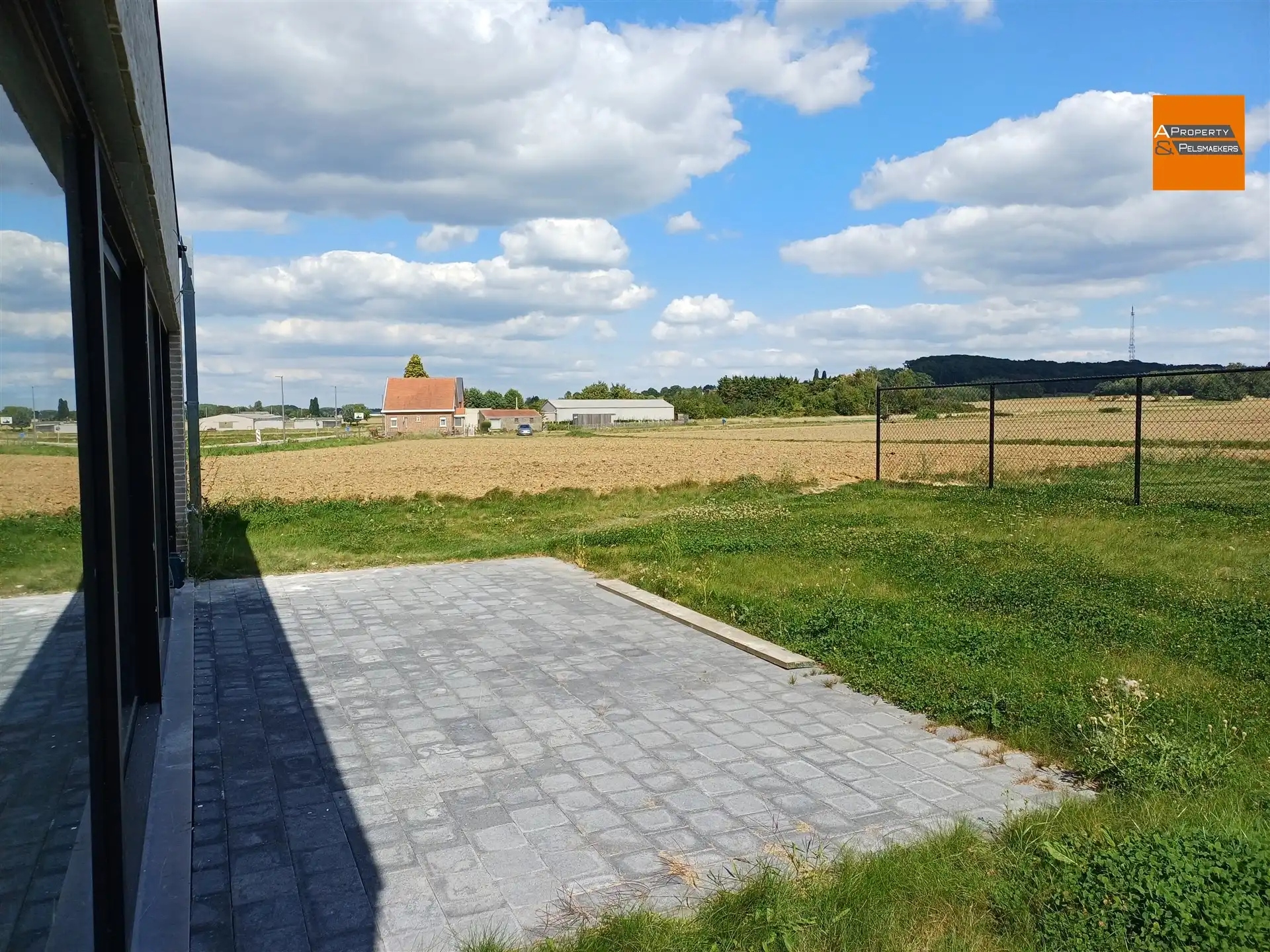 Nieuwbouwwoning met 4 slaapkamers en prachtig zicht op velden en bos foto 3