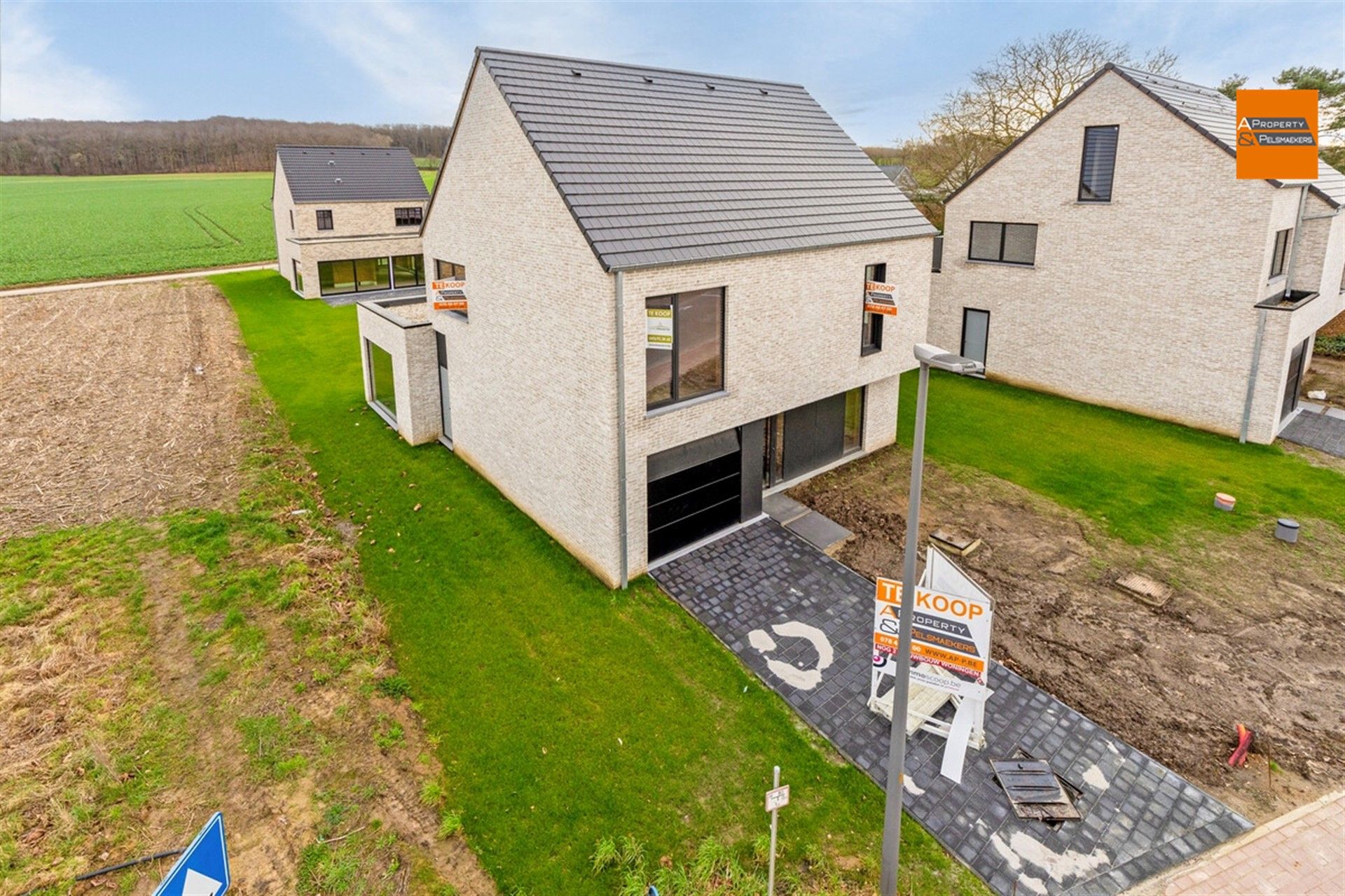 Nieuwbouwwoning met 4 slaapkamers en prachtig zicht op velden en bos foto 3