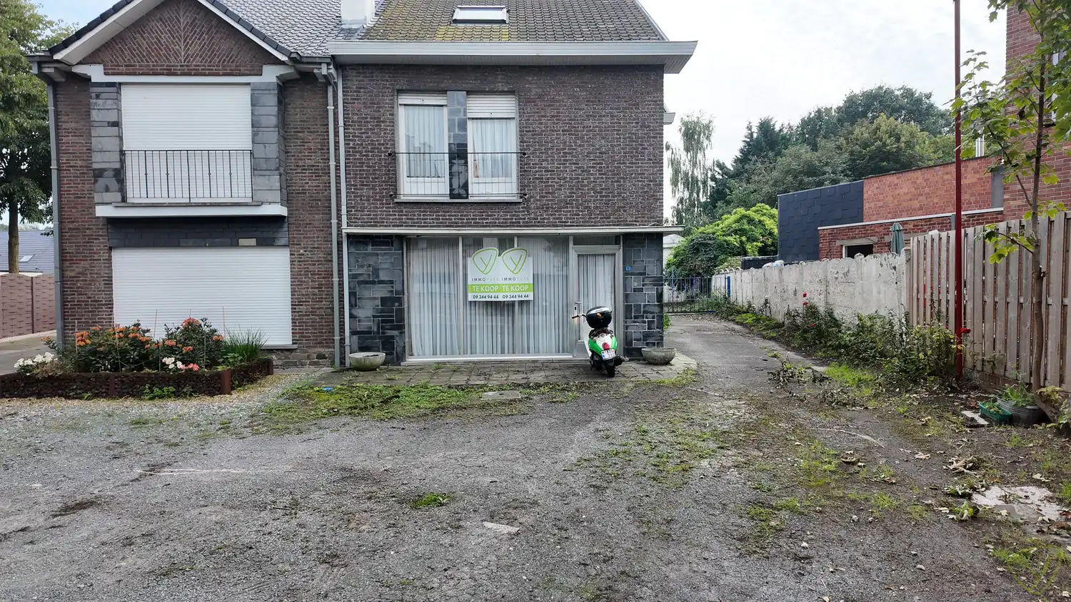 Ruime gezinswoning te koop in Eeklo met 3 slaapkamers met een ruime loods achteraan, die perfect voor een combinatie van comfortabel wonen en werken kan zijn. foto 25
