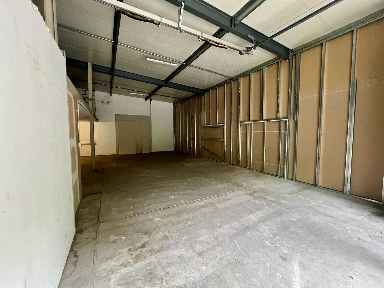 2 handelspanden/loodsen op zeer goede ligging! foto {{pictureIndex}}