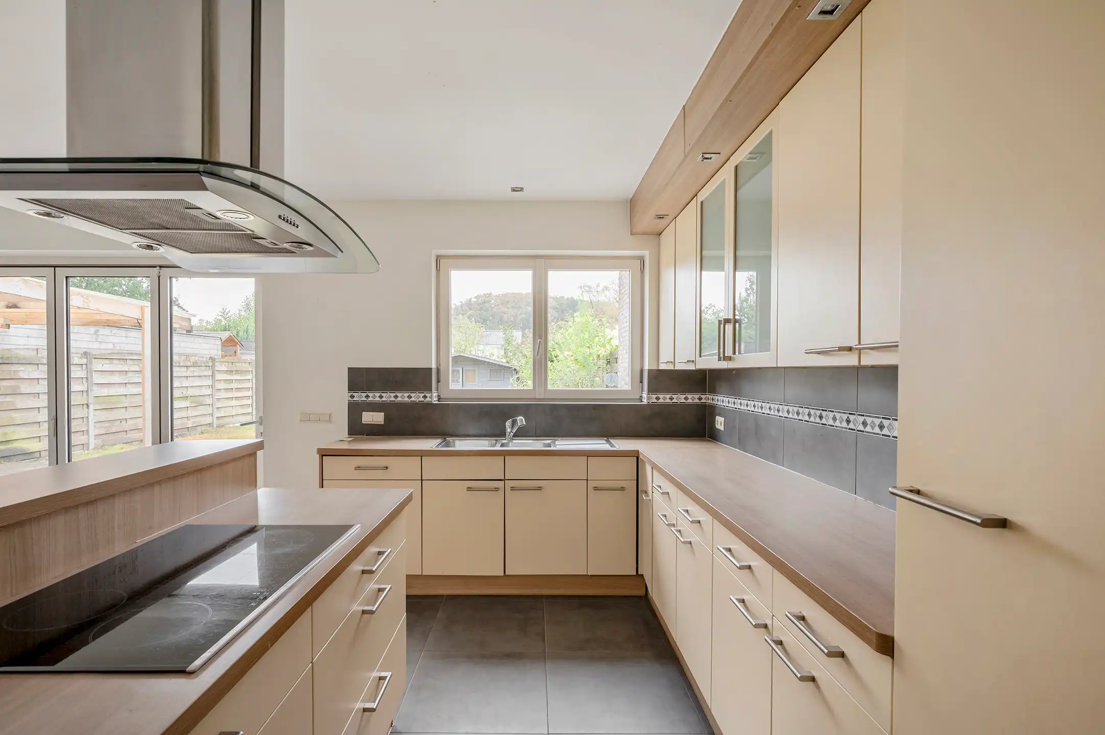 Ruime en lichtrijke gezinswoning met 3 slaapkamers, dressing bureau en aangename tuin foto 9