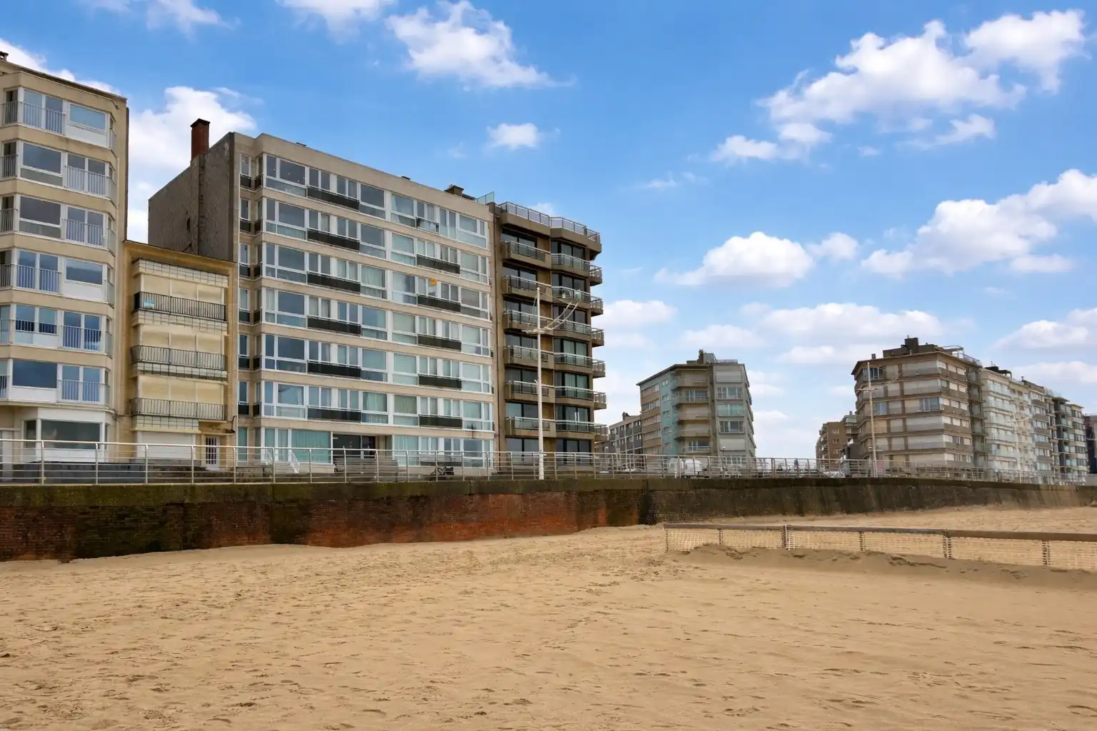 Te koop: gerenoveerde studio met frontaal zeezicht – ideaal als investering* foto 4