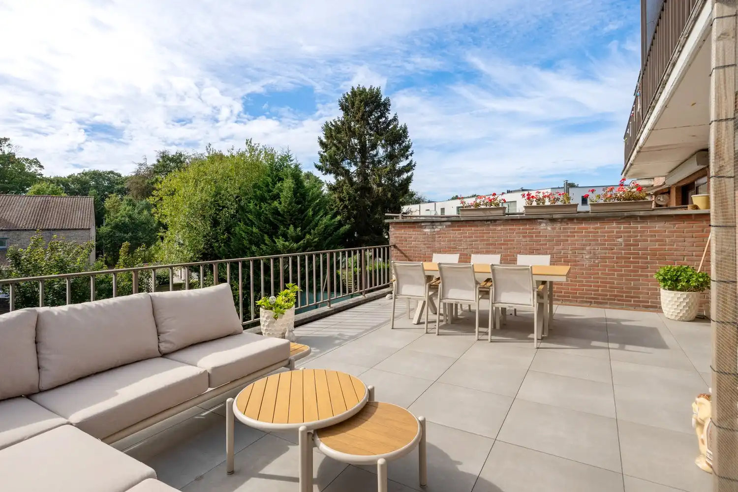 Gerenoveerd appartement met 2 slpkrs, terras en garage nabij centrum Keerbergen foto 4