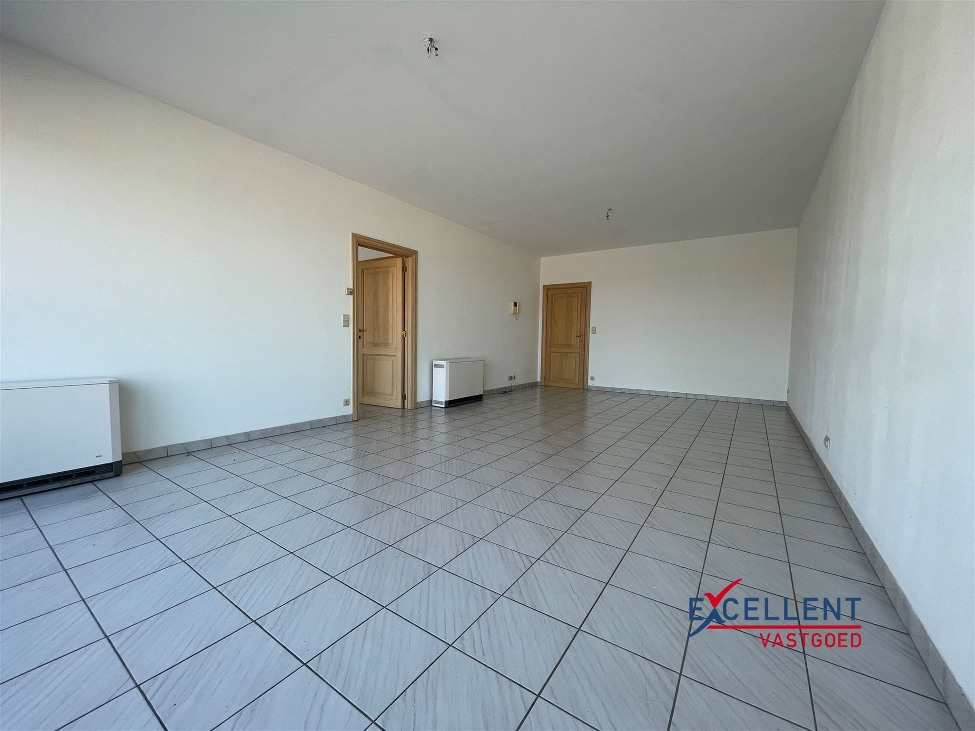 Zeer ruim 2-slaapkamer appartement te huur op de markt van Deinze! foto 9