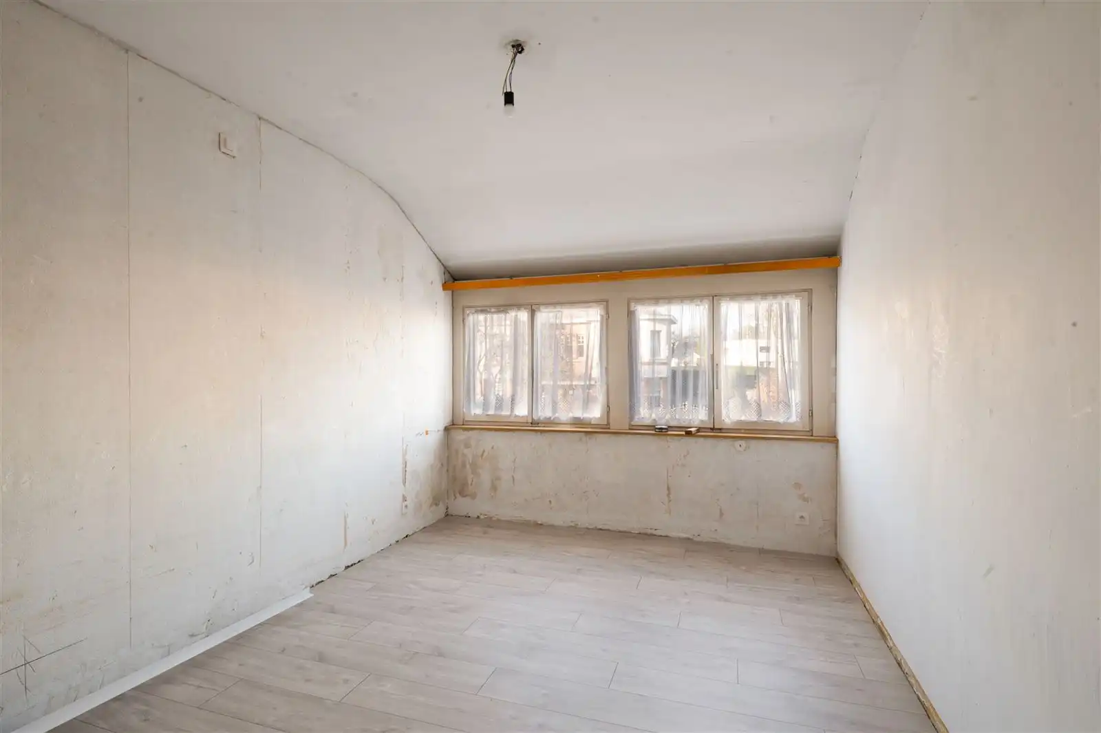 Deels te renoveren gezinswoning met garage en tuin foto 18