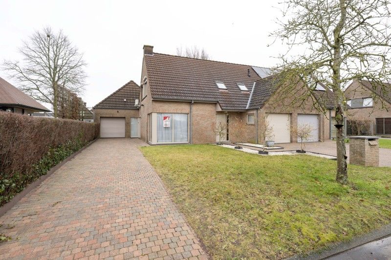 Instapklare halfopen woning met 4 slaapkamers en zonnige tuin TE KOOP in Oostrozebeke! foto {{pictureIndex}}
