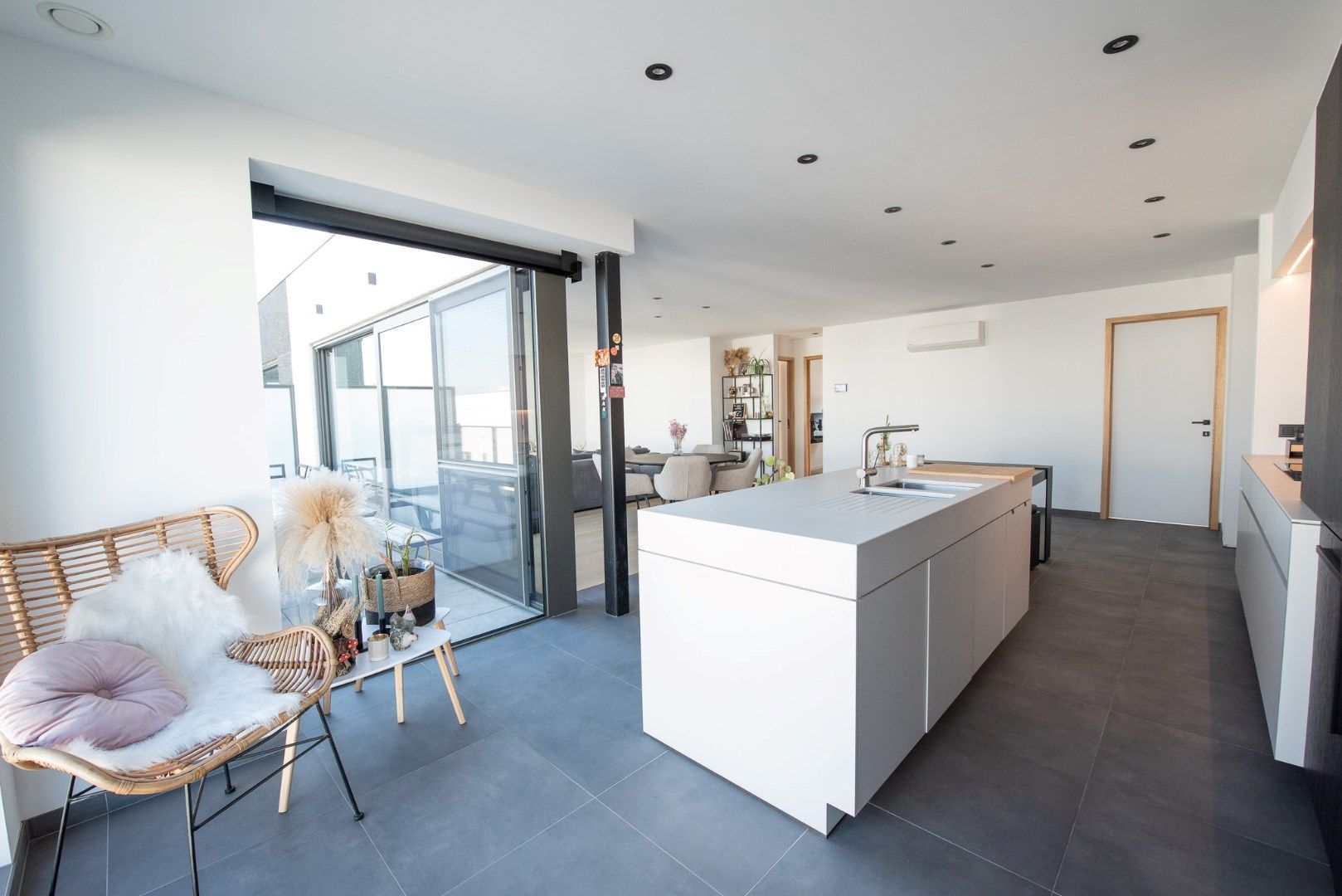 Te Koop in het Saspark te Ooigem: Nieuwbouw KMO-unit (240m²) met prachtige loft (135m²) met zonneterras! foto 9