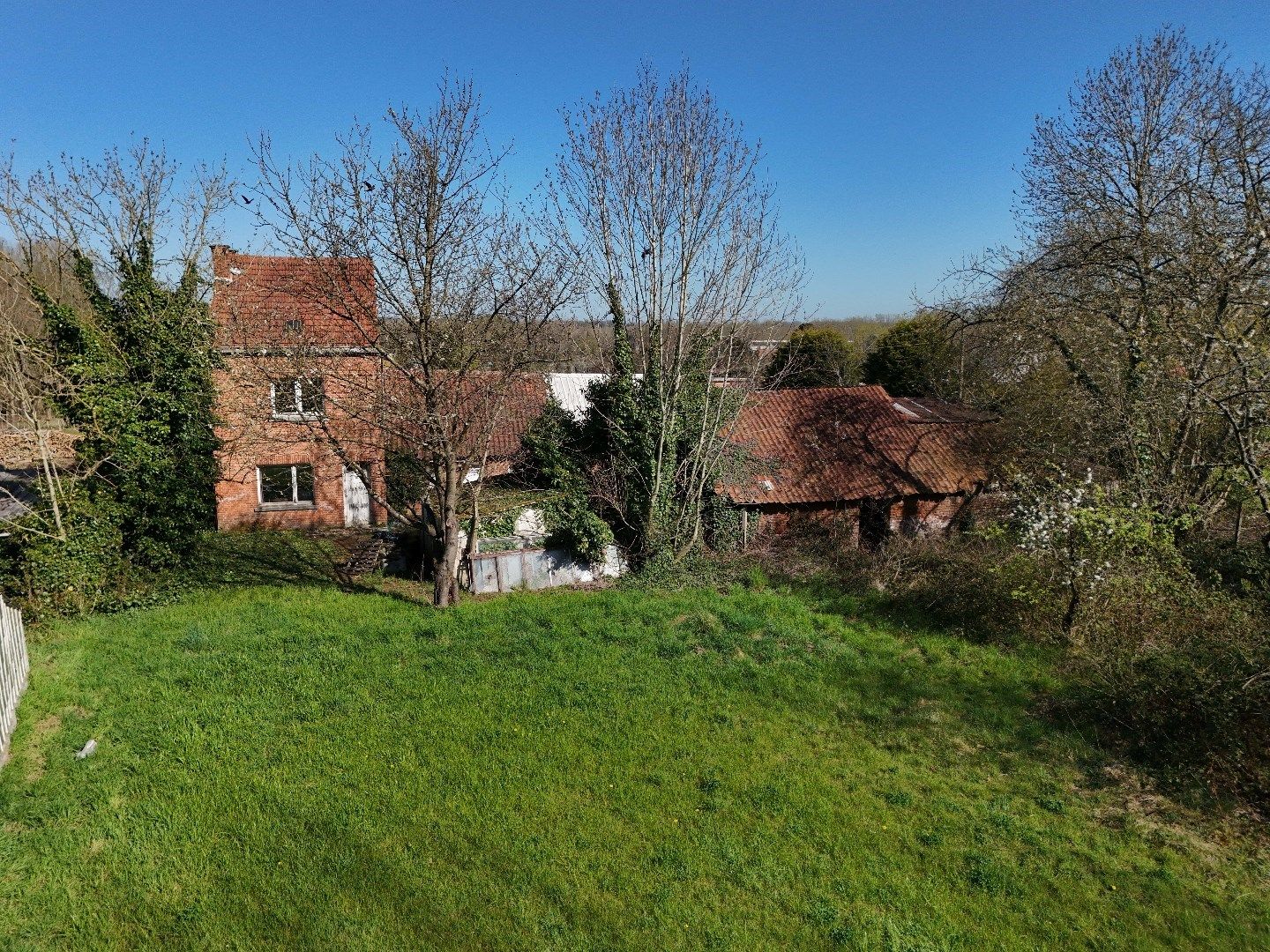 Renovatieproject te koop in Kortrijk-Dutsel (Holsbeek) op een perceel van bijna 14 are foto {{pictureIndex}}