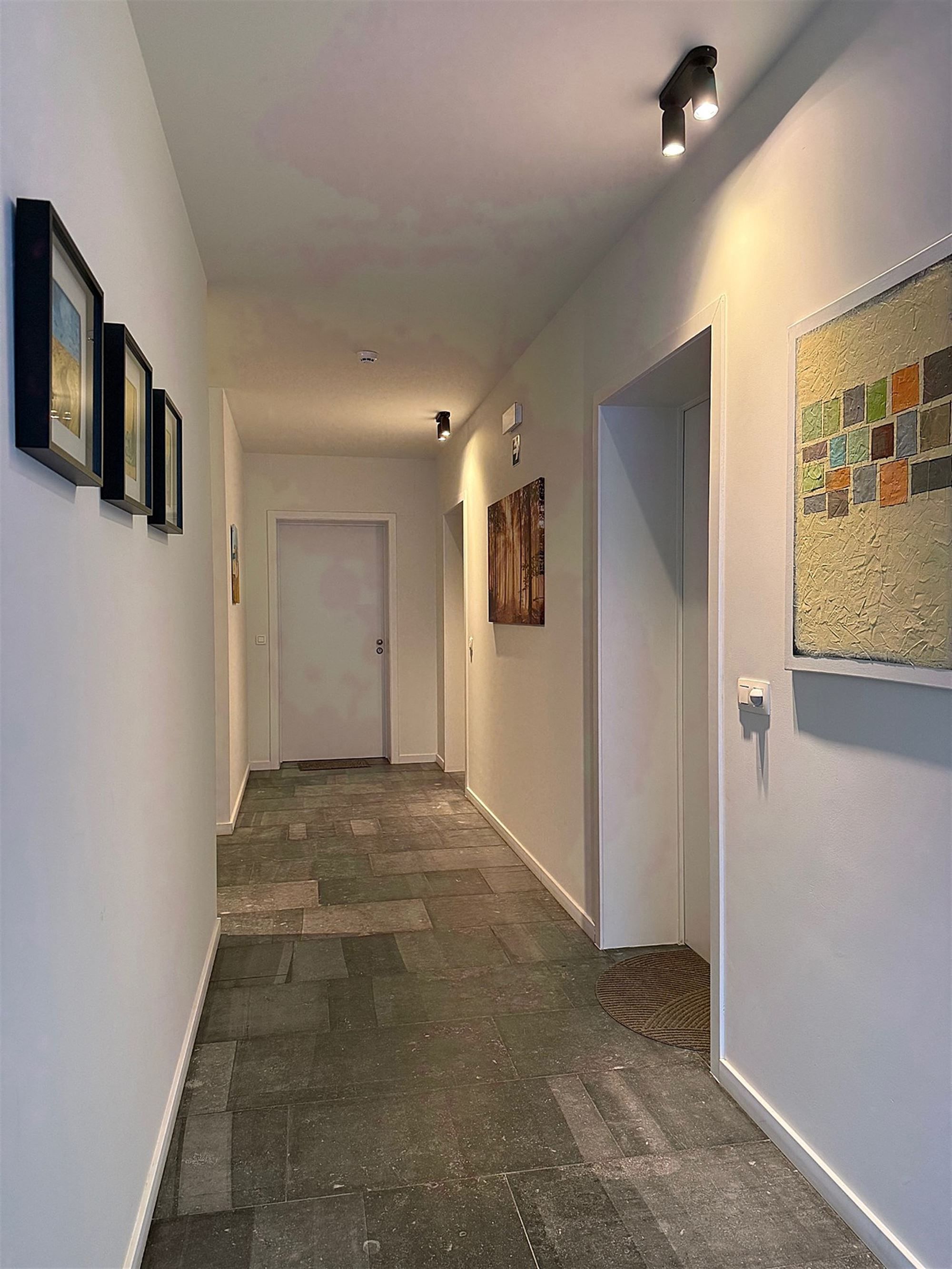 APPARTEMENT (gelijkvloers) met terras / tuin, 1 slaapkamer, ruime bergingen & autostaanplaats foto 2