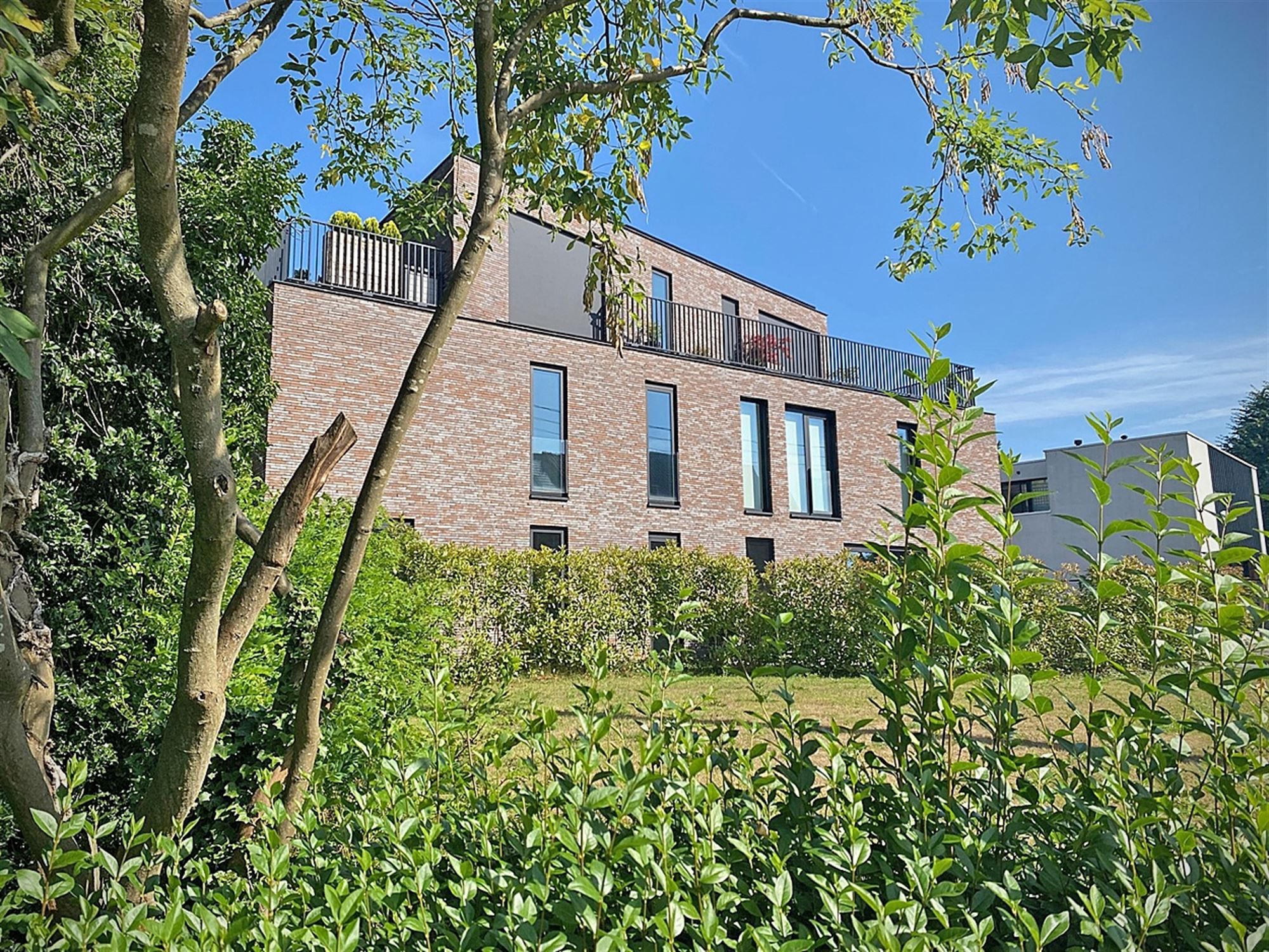 APPARTEMENT (gelijkvloers) met terras / tuin, 1 slaapkamer, ruime bergingen & autostaanplaats foto 2